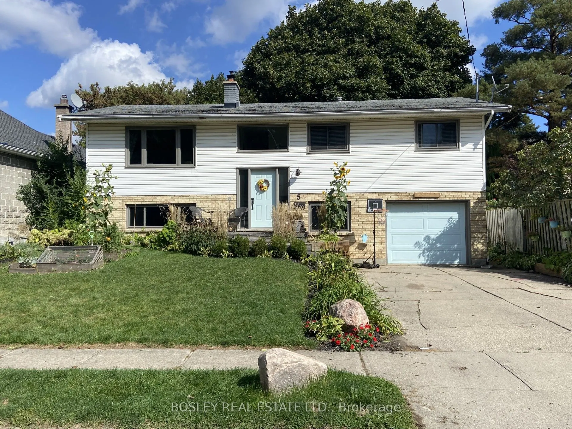 5 Lowell Street N
