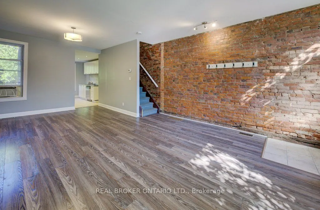 297 Bay Street N