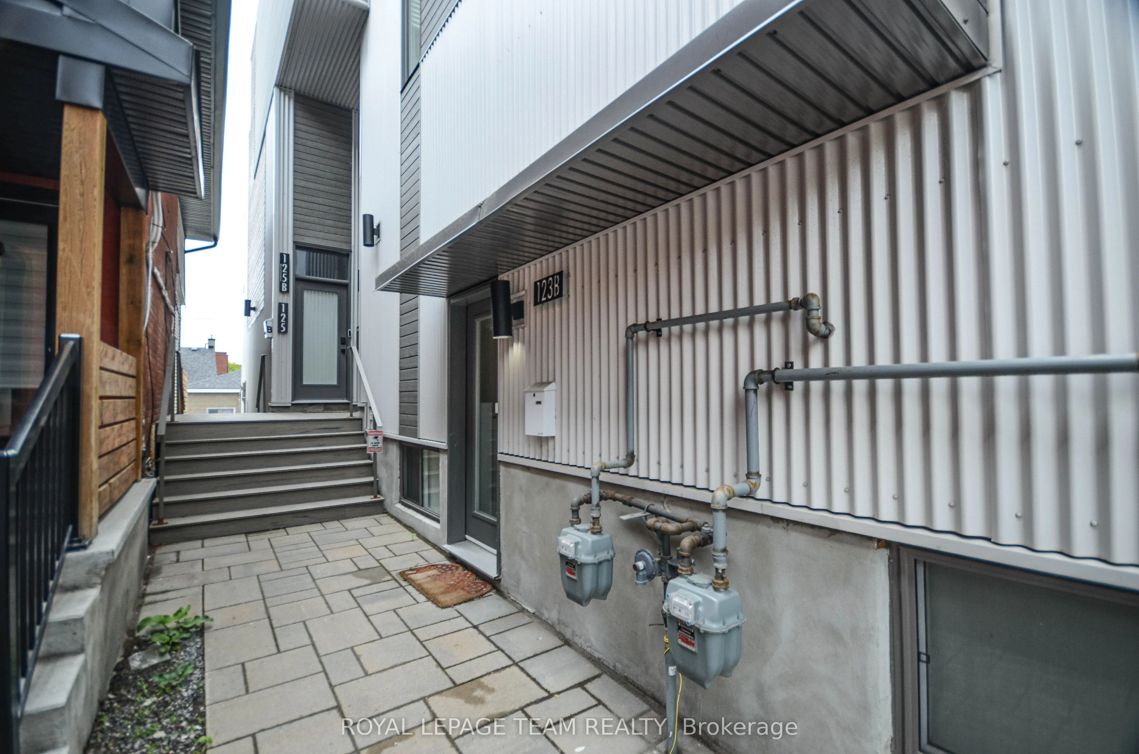 123 CARRUTHERS Avenue, #B