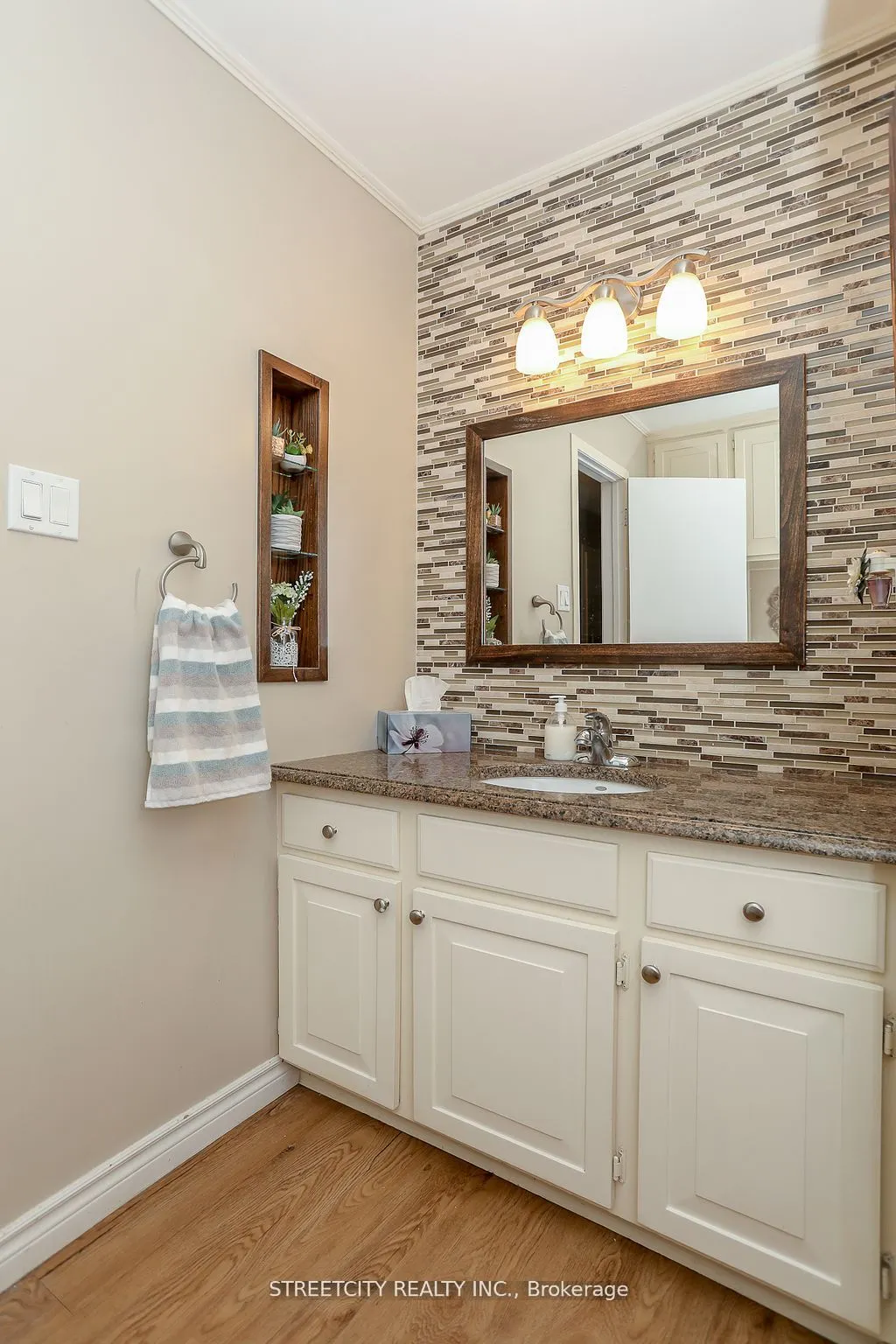 9 Cottonwood Crescent W