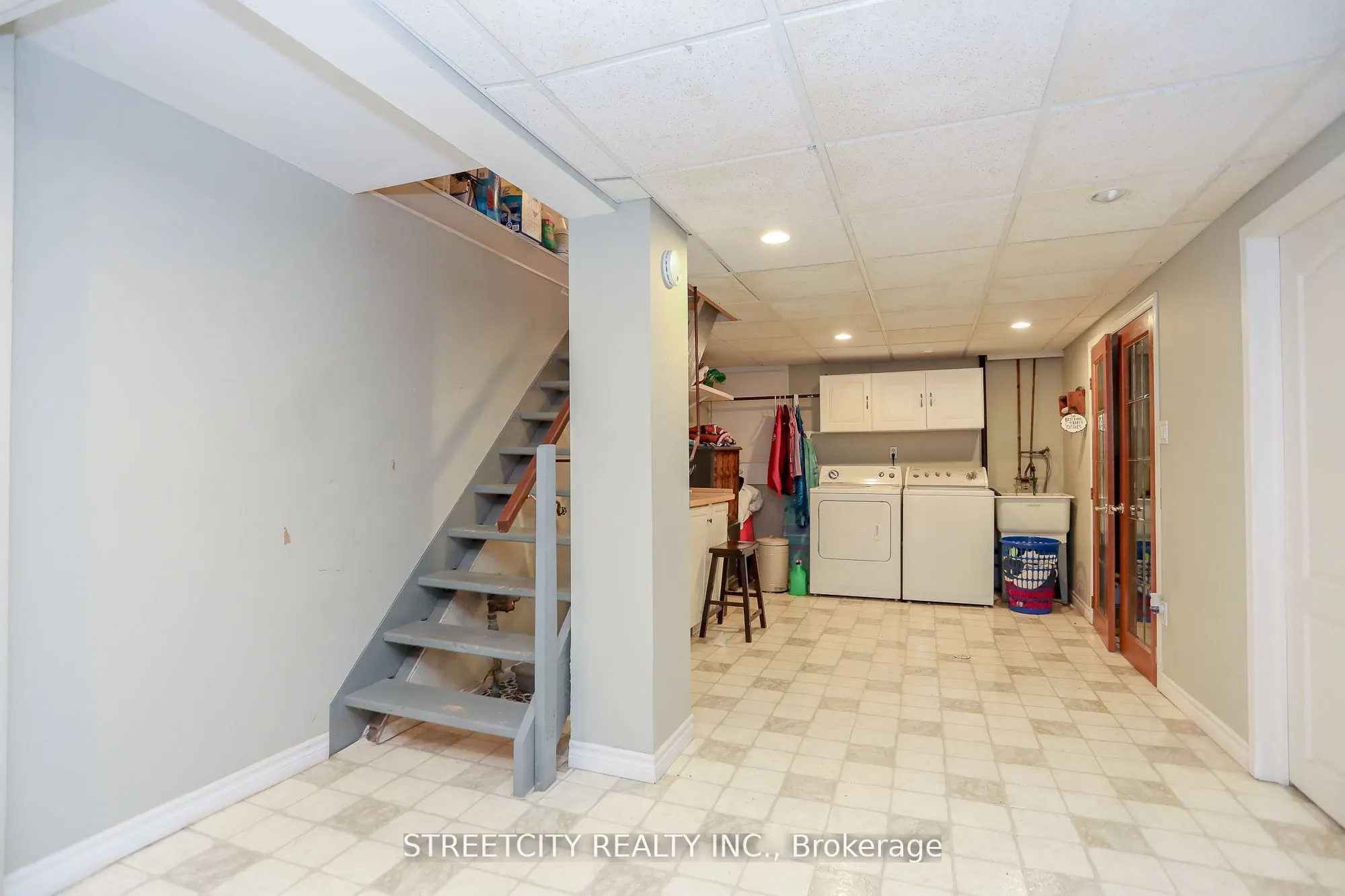 9 Cottonwood Crescent W