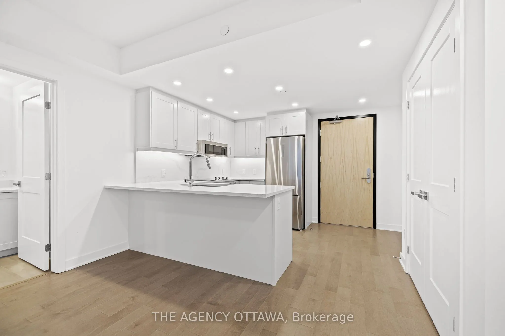 340 QUEEN Street, #305