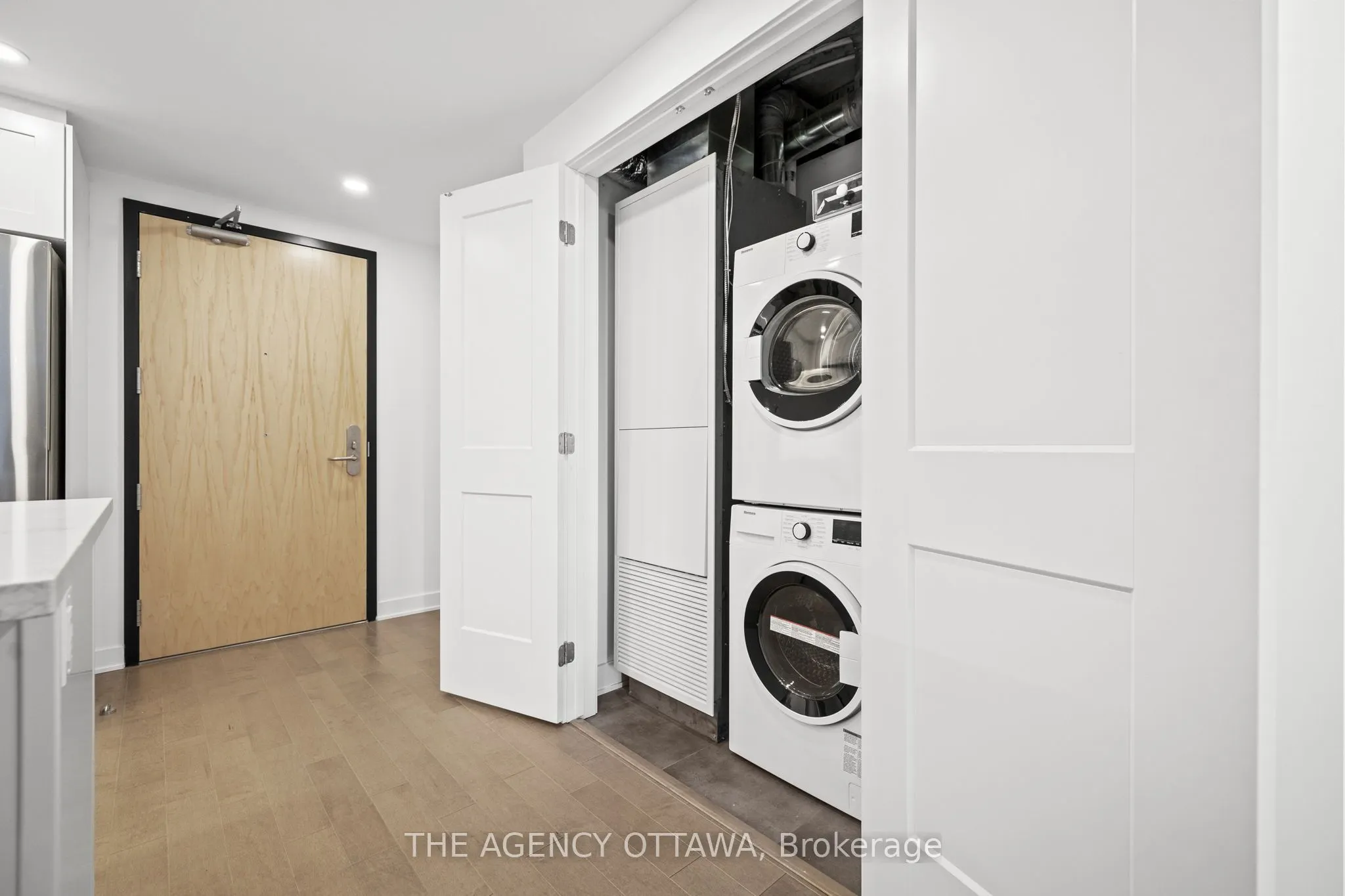 340 QUEEN Street, #305