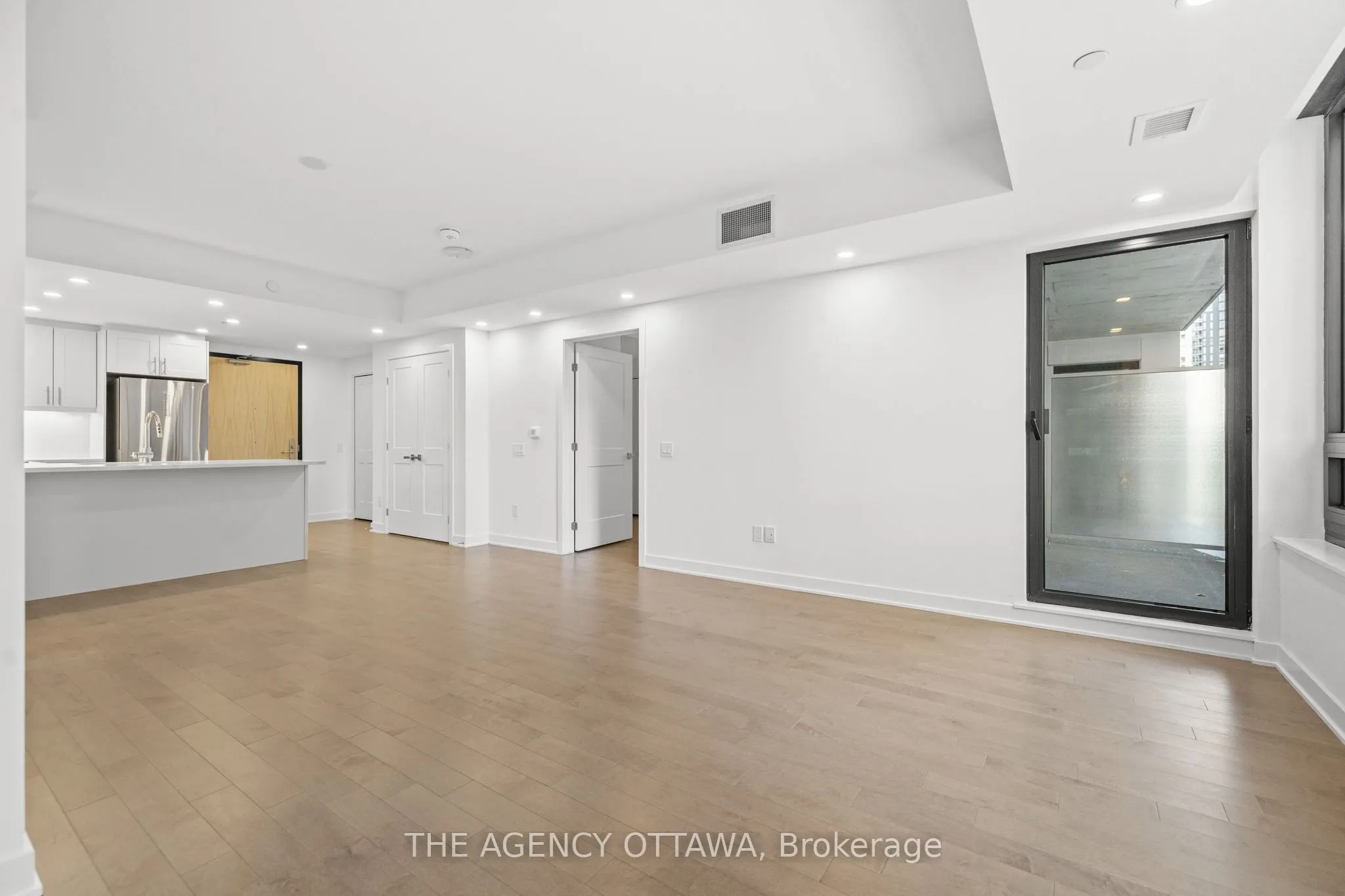 340 QUEEN Street, #305