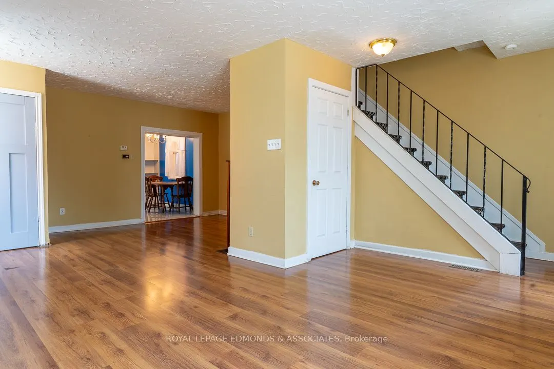 303 Murray Street W