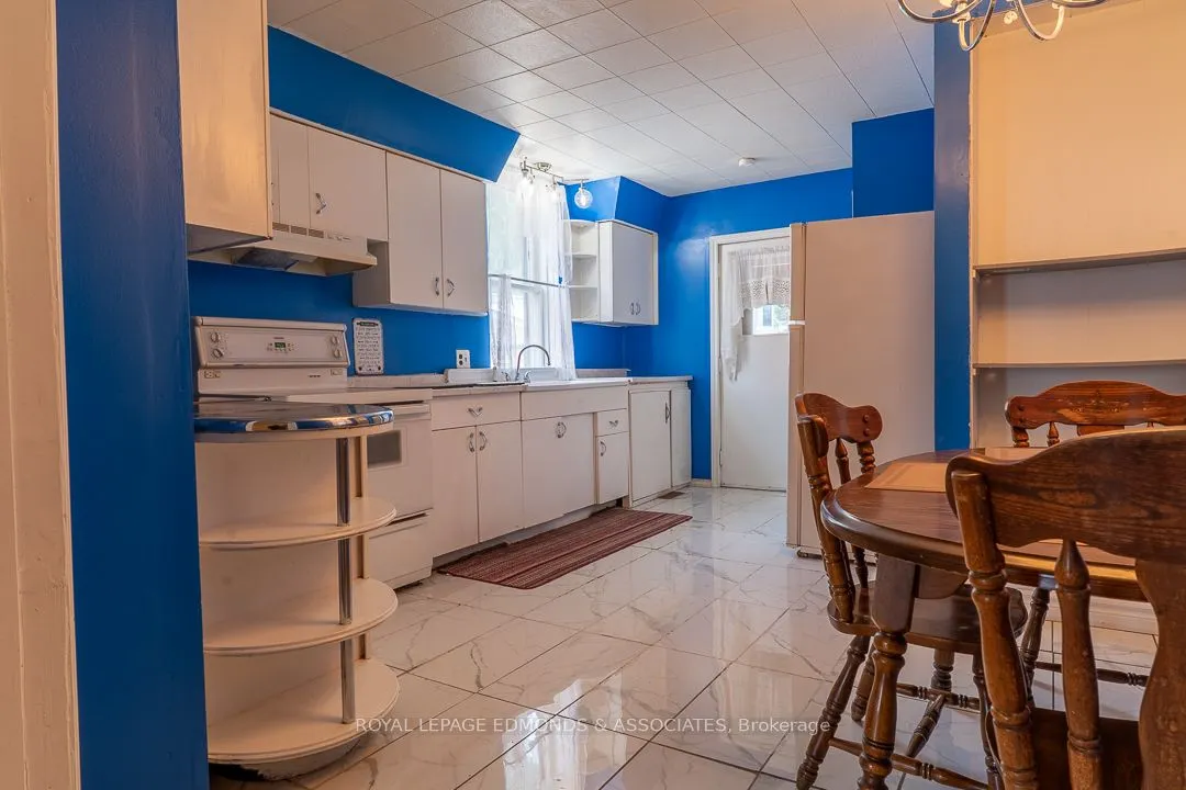 303 Murray Street W