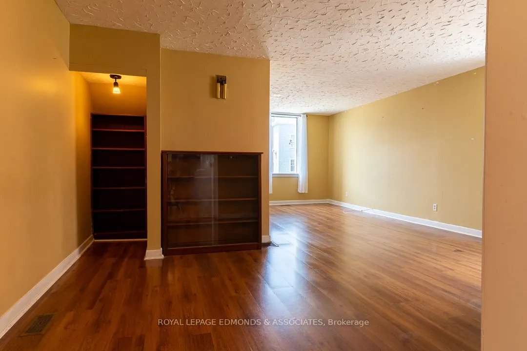 303 Murray Street W