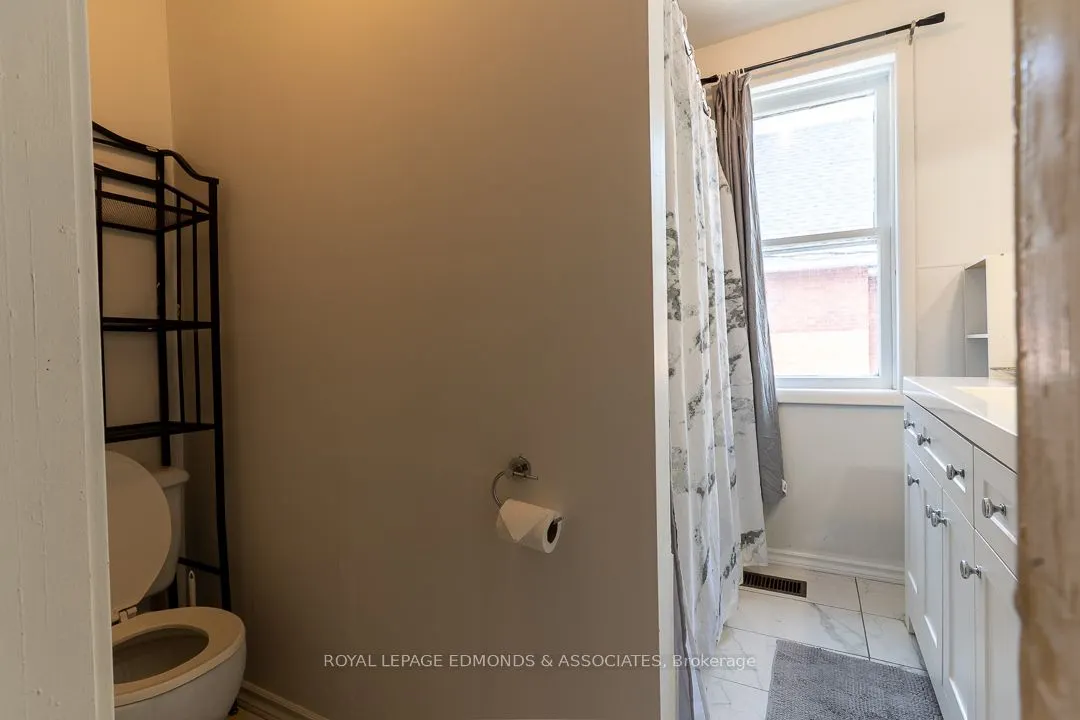 303 Murray Street W
