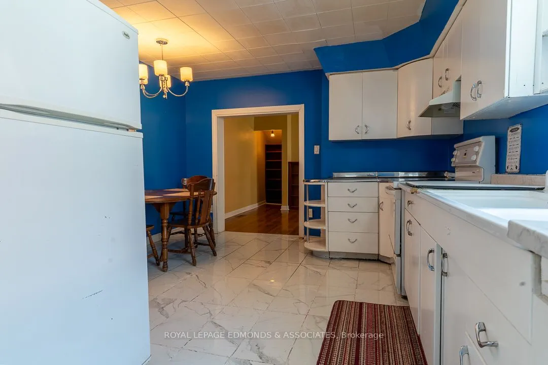 303 Murray Street W