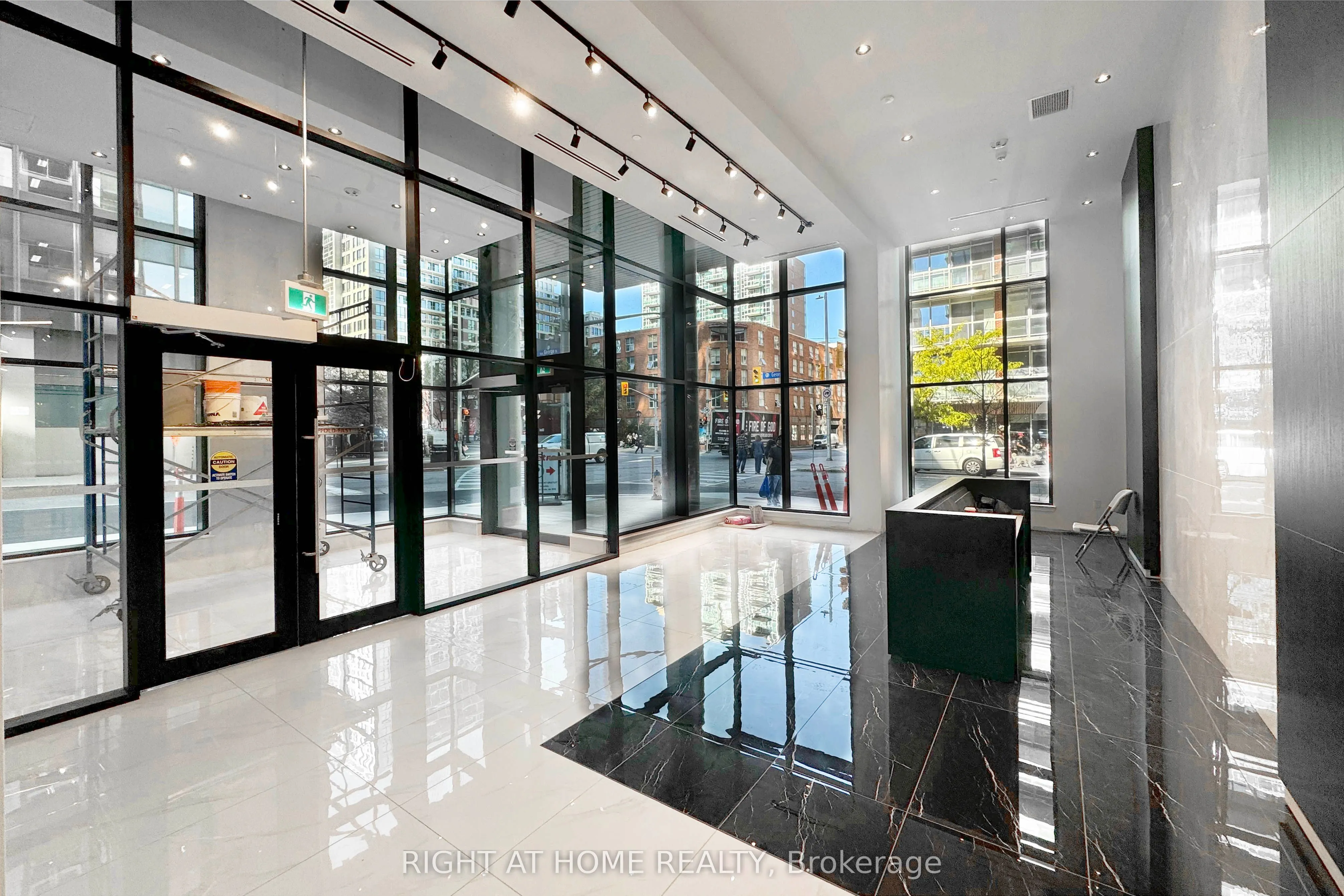 180 George Street, #404