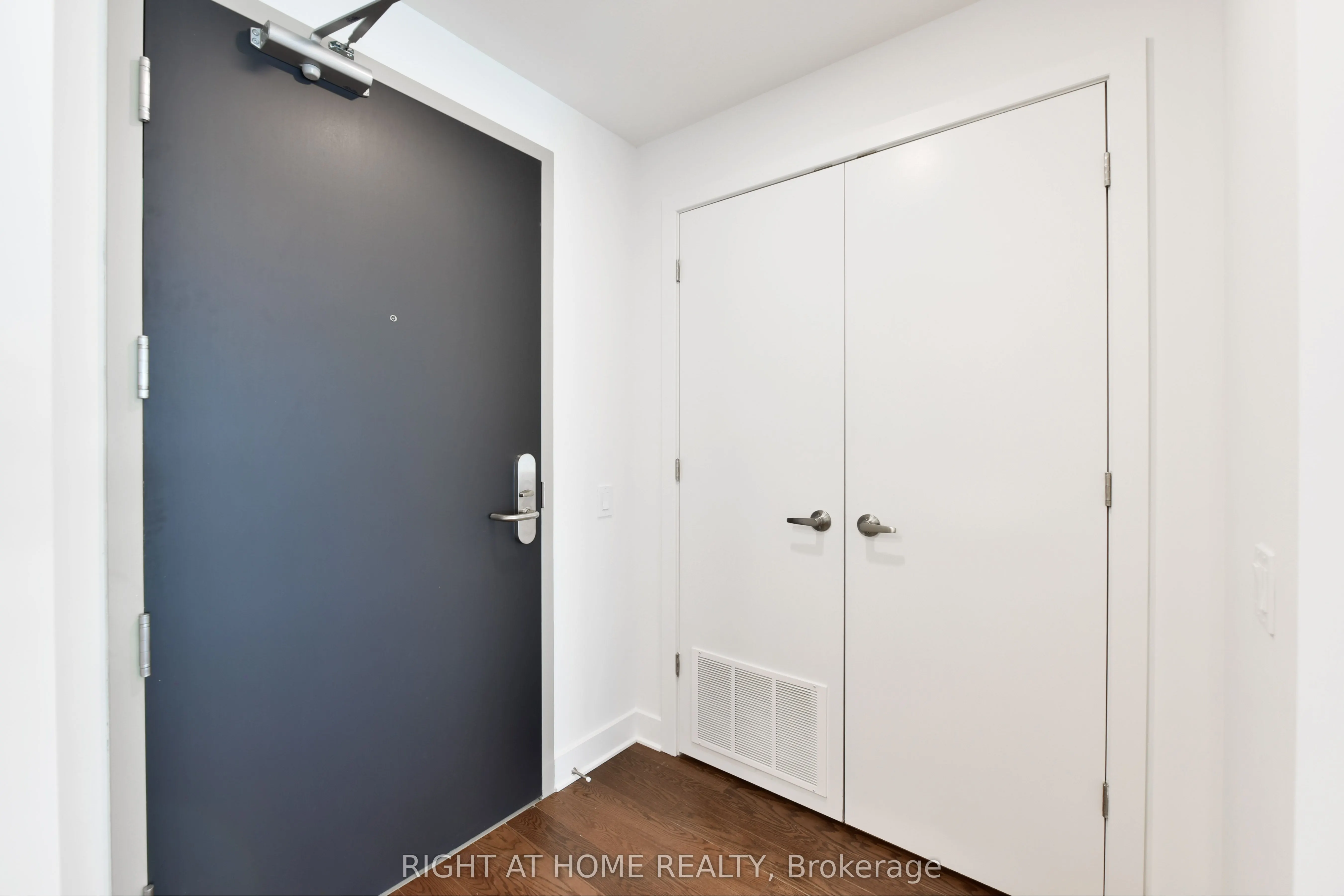 180 George Street, #404