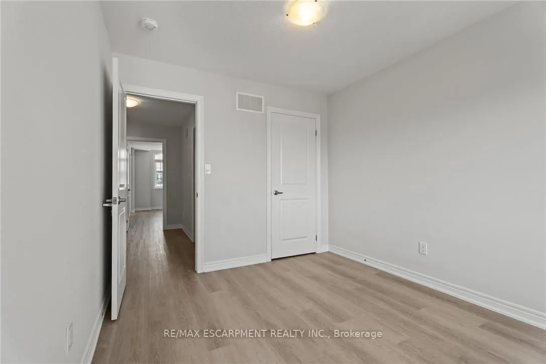 8 LINDEN PARK Lane