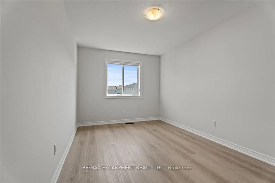 8 LINDEN PARK Lane