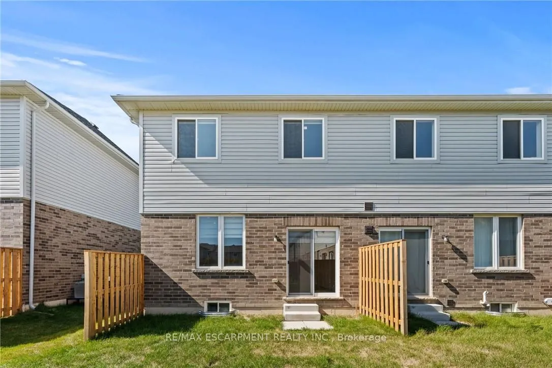 8 LINDEN PARK Lane