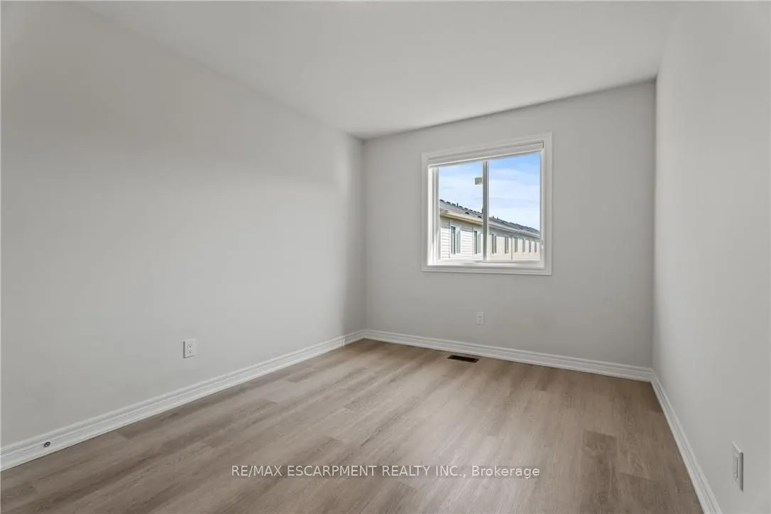 8 LINDEN PARK Lane