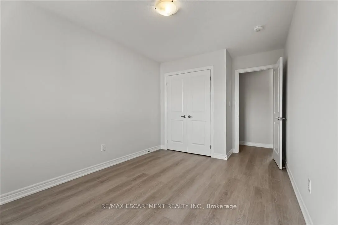 8 LINDEN PARK Lane