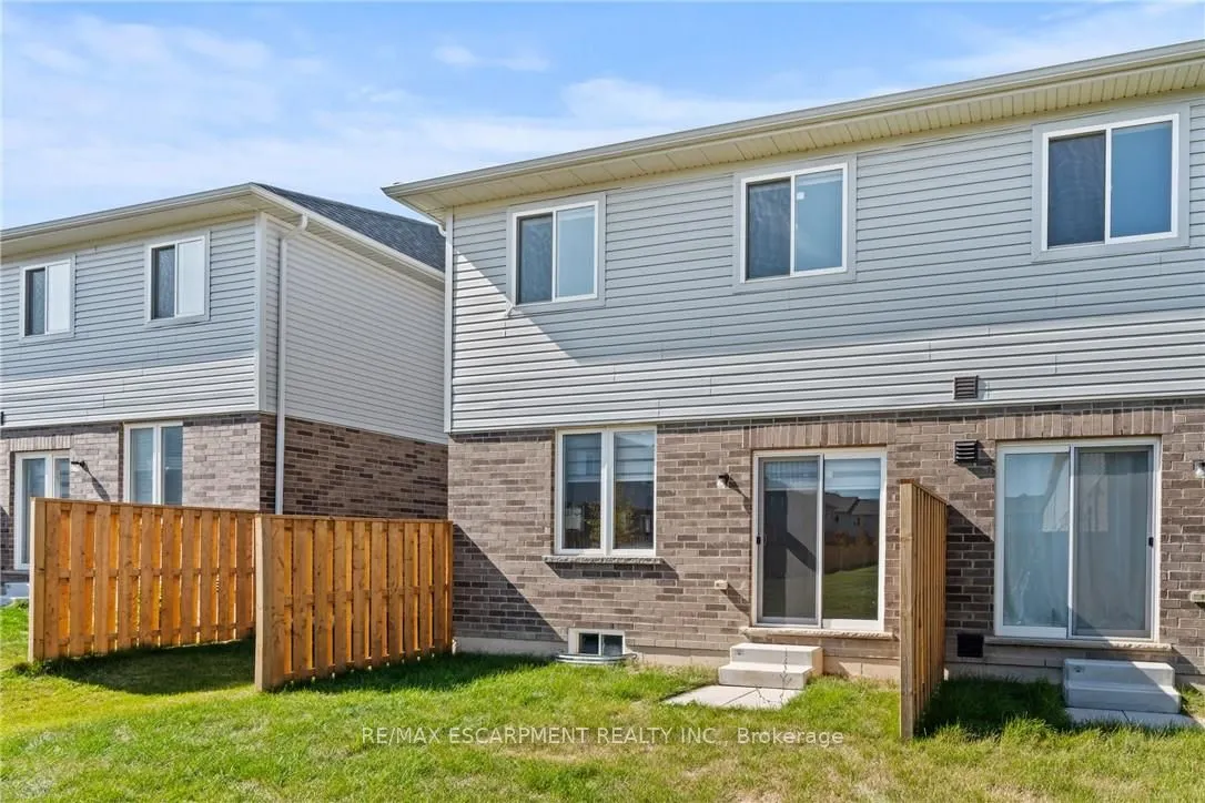 8 LINDEN PARK Lane