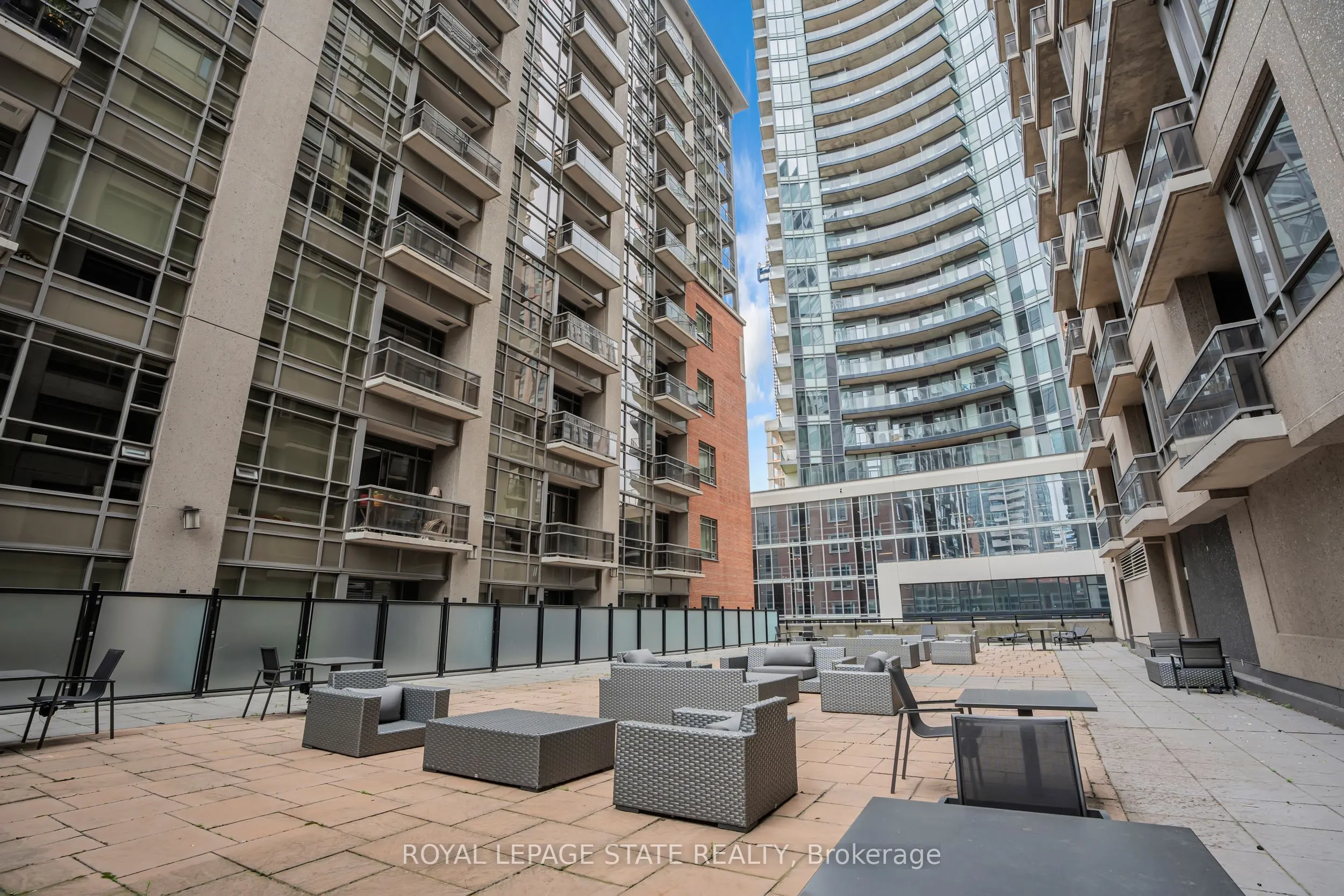 150 main Street W, #910