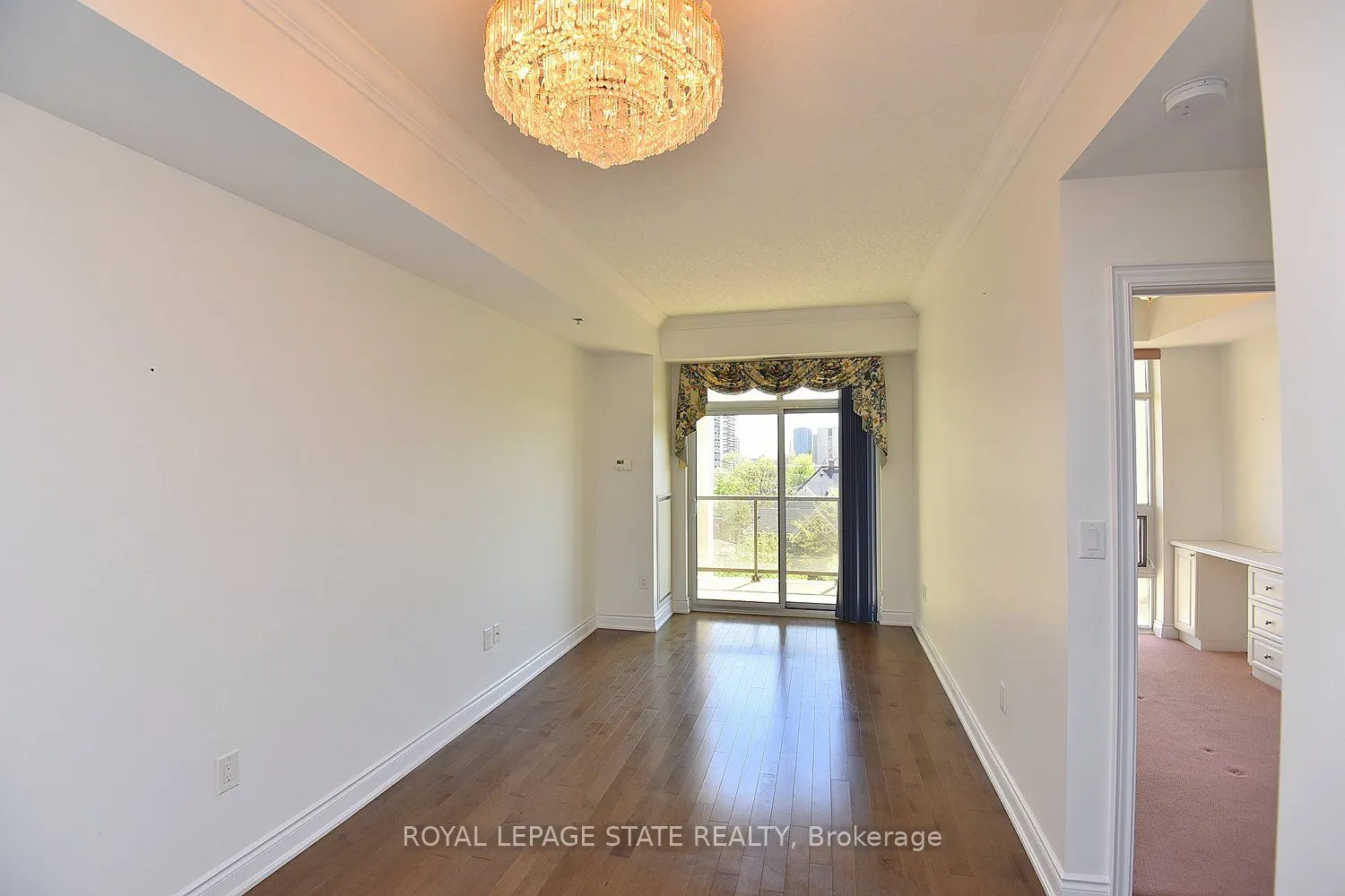 90 Charlton Avenue W, #604