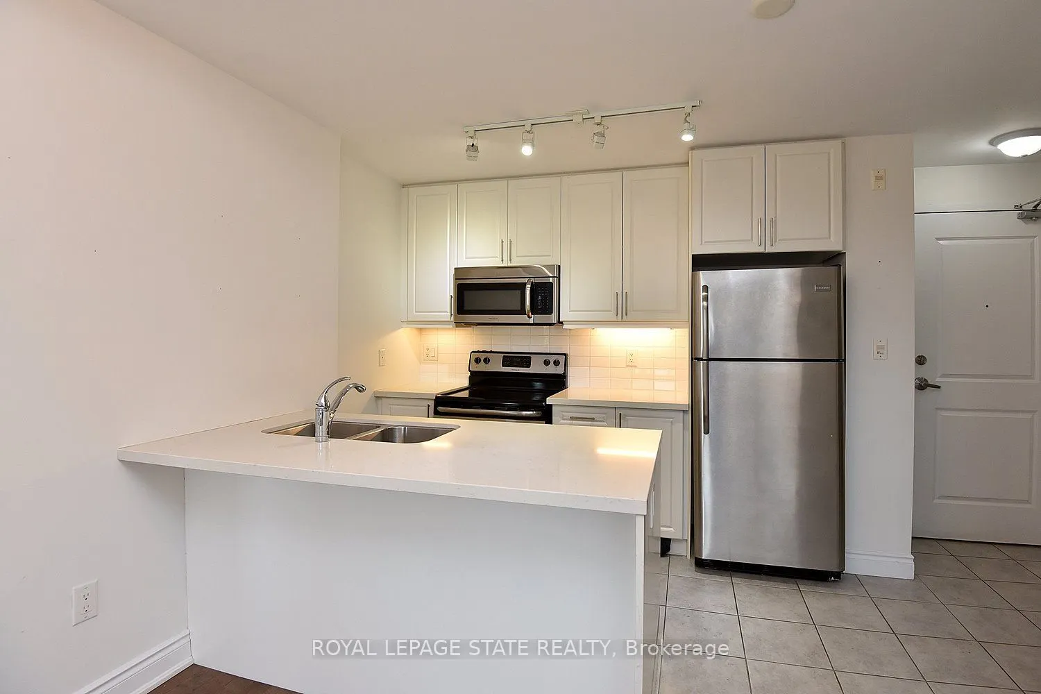 90 Charlton Avenue W, #604