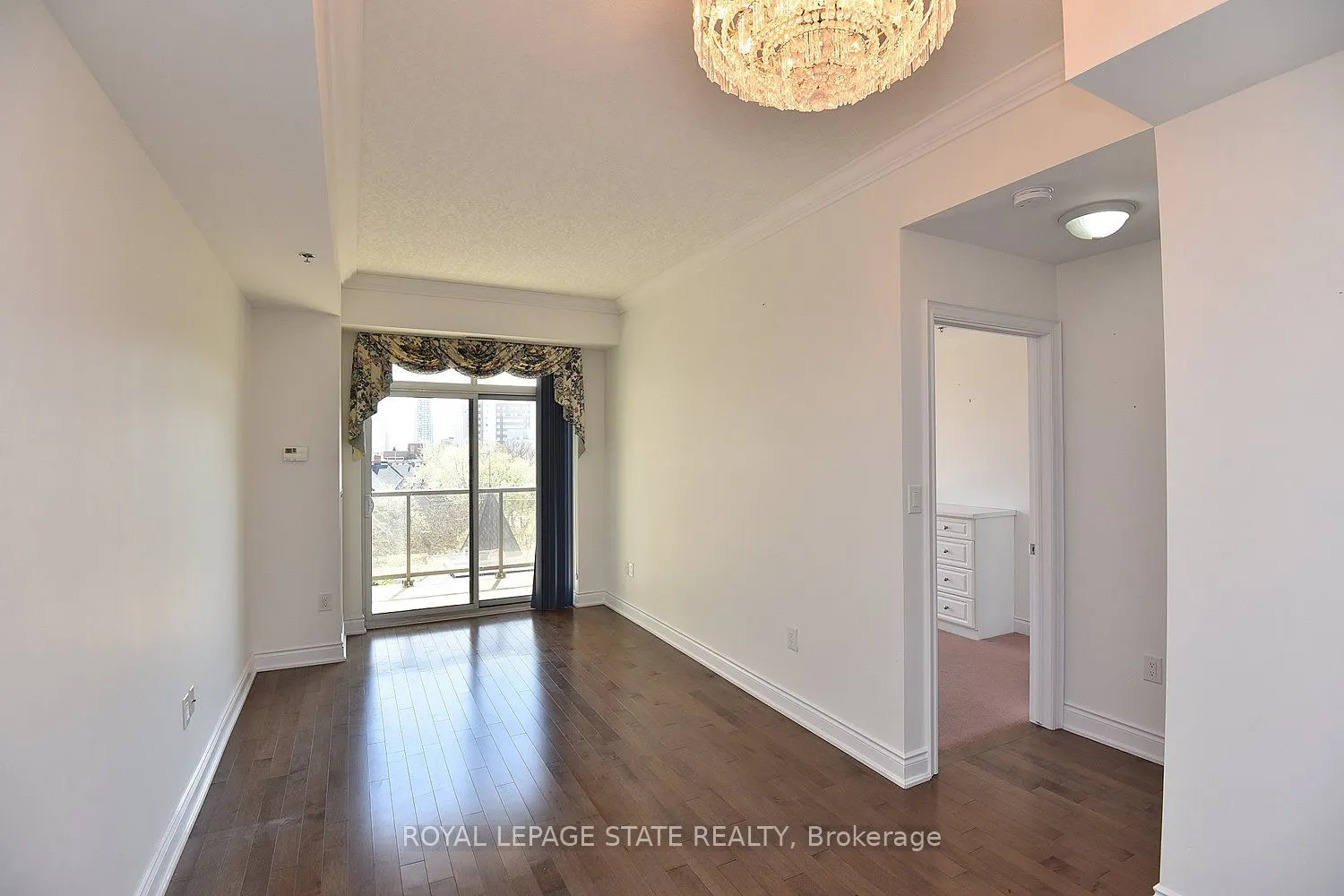 90 Charlton Avenue W, #604