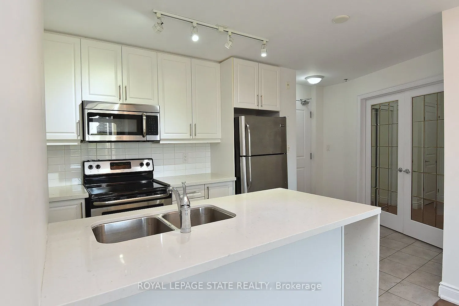 90 Charlton Avenue W, #604