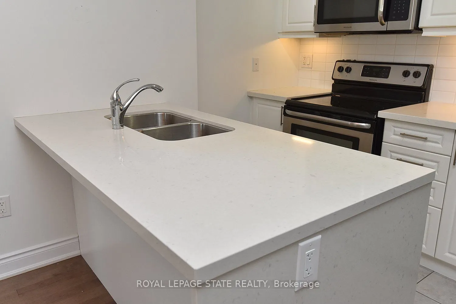 90 Charlton Avenue W, #604