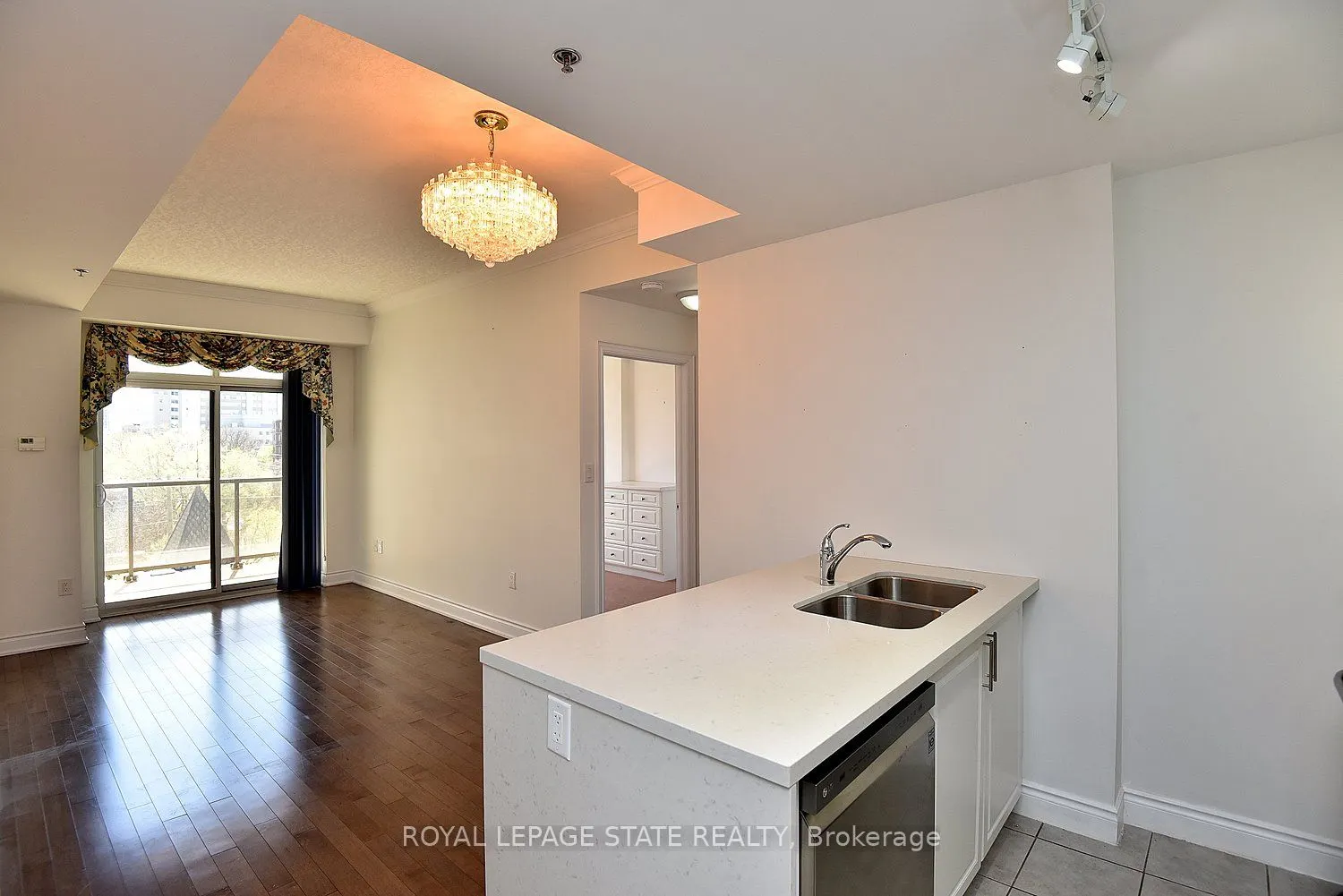 90 Charlton Avenue W, #604