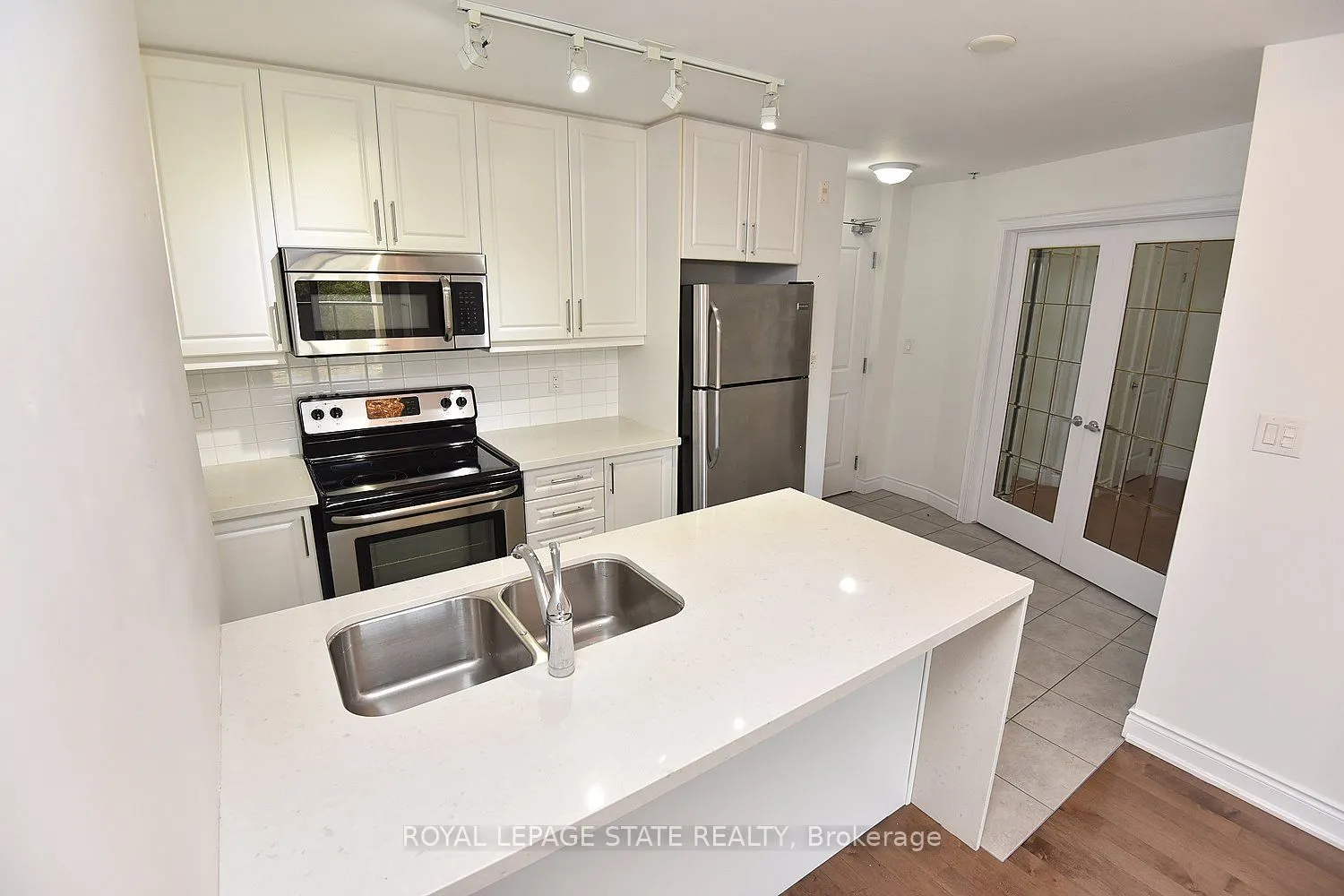 90 Charlton Avenue W, #604