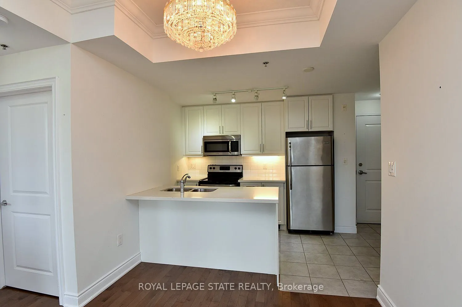 90 Charlton Avenue W, #604