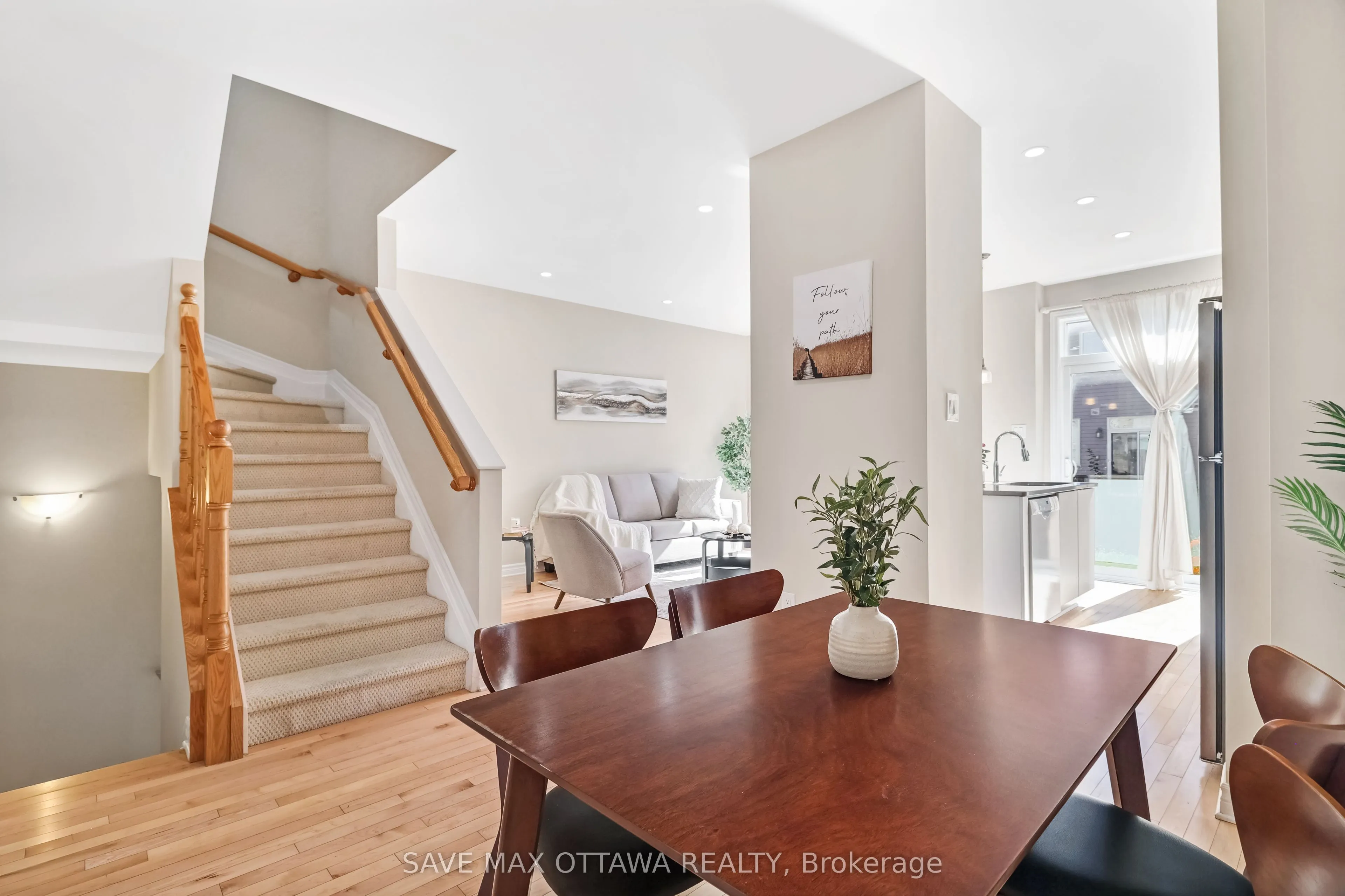 629 Lauraleaf Crescent