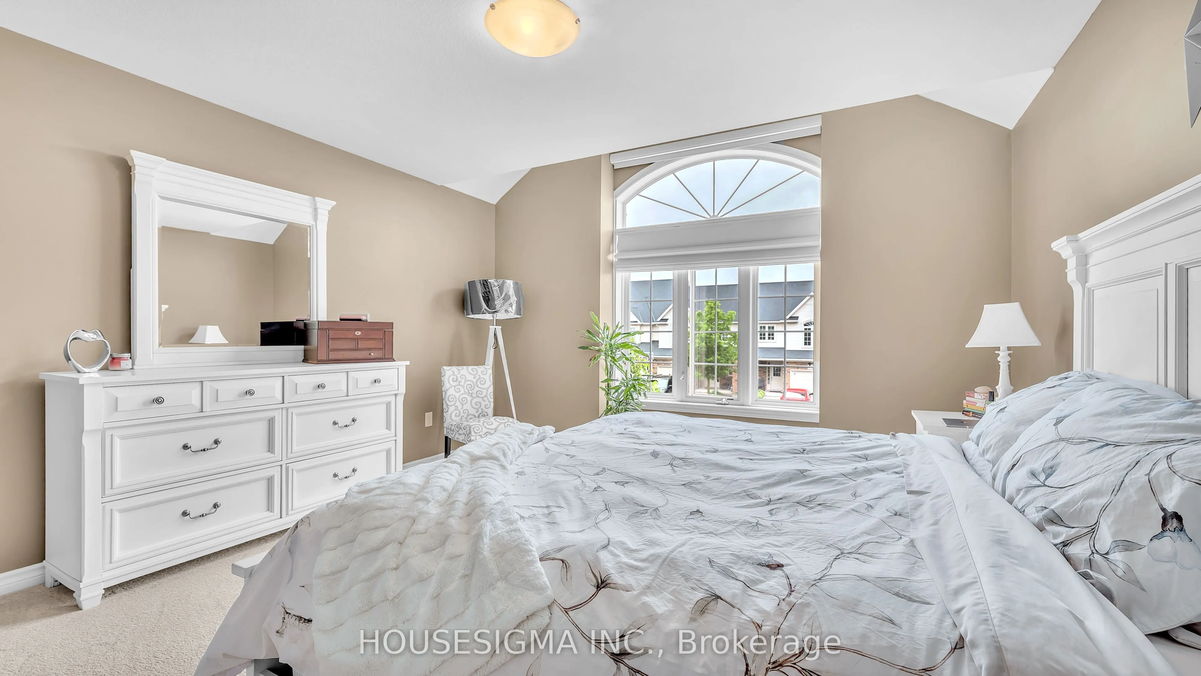 939 Silverfox Crescent