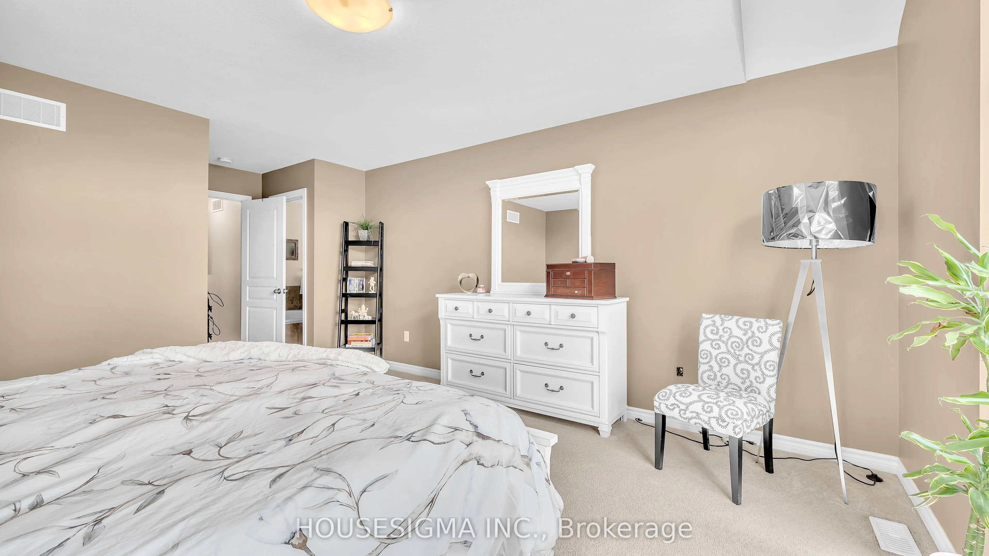 939 Silverfox Crescent