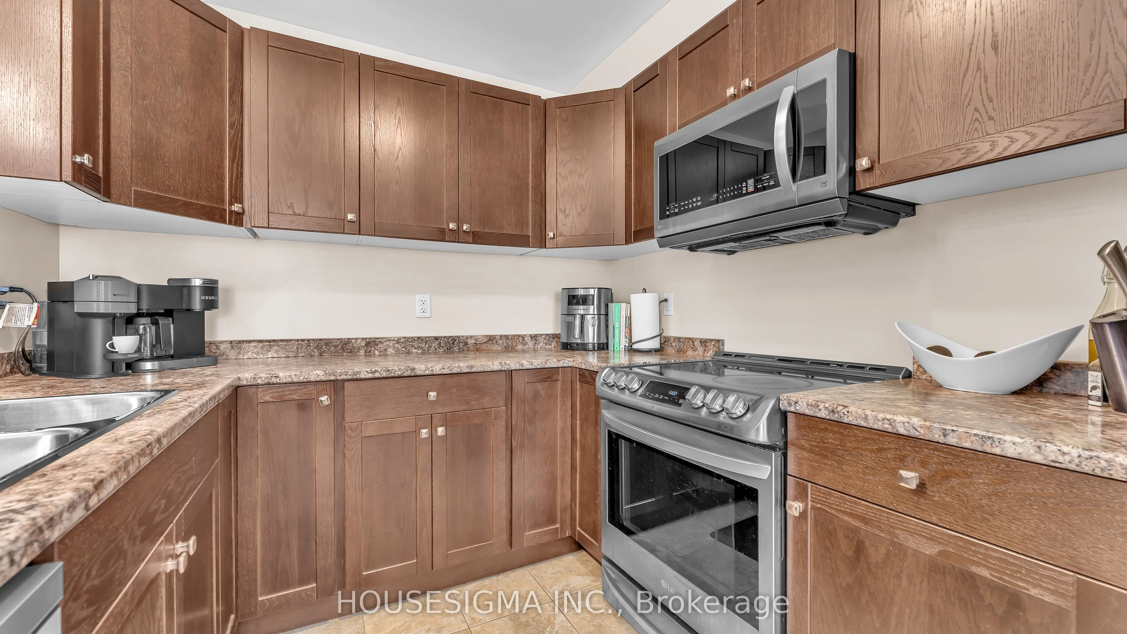 939 Silverfox Crescent