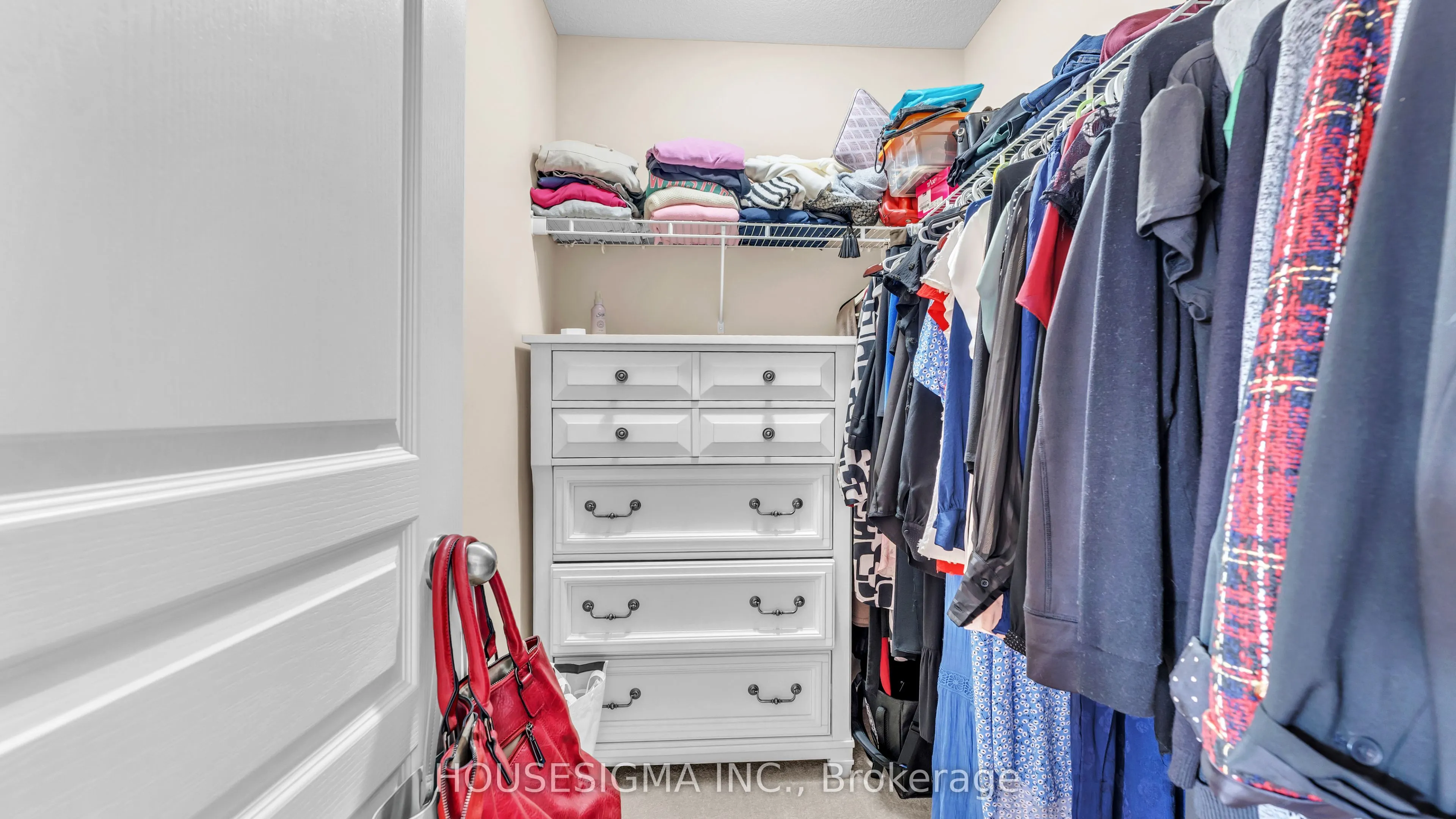 939 Silverfox Crescent