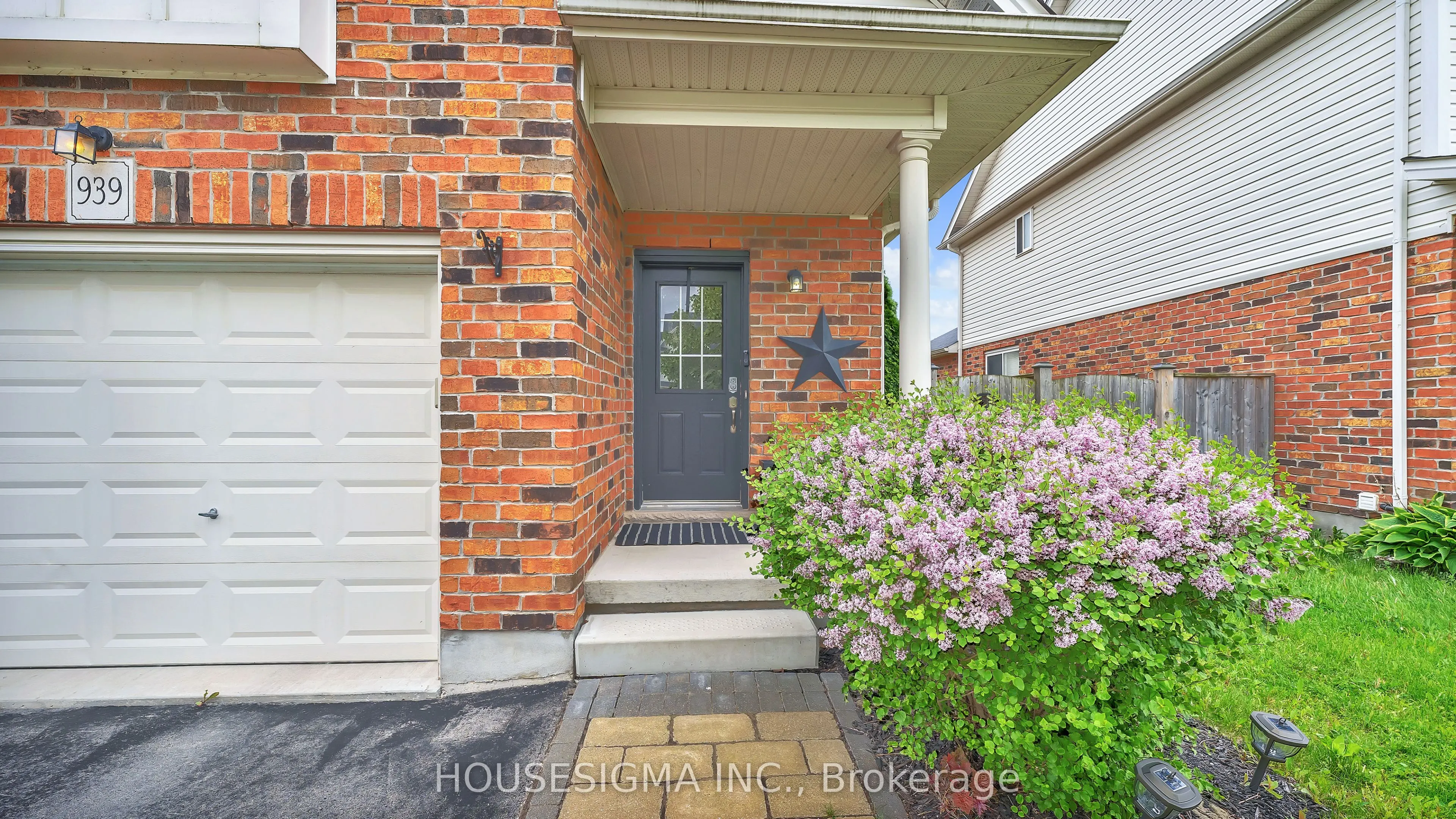939 Silverfox Crescent