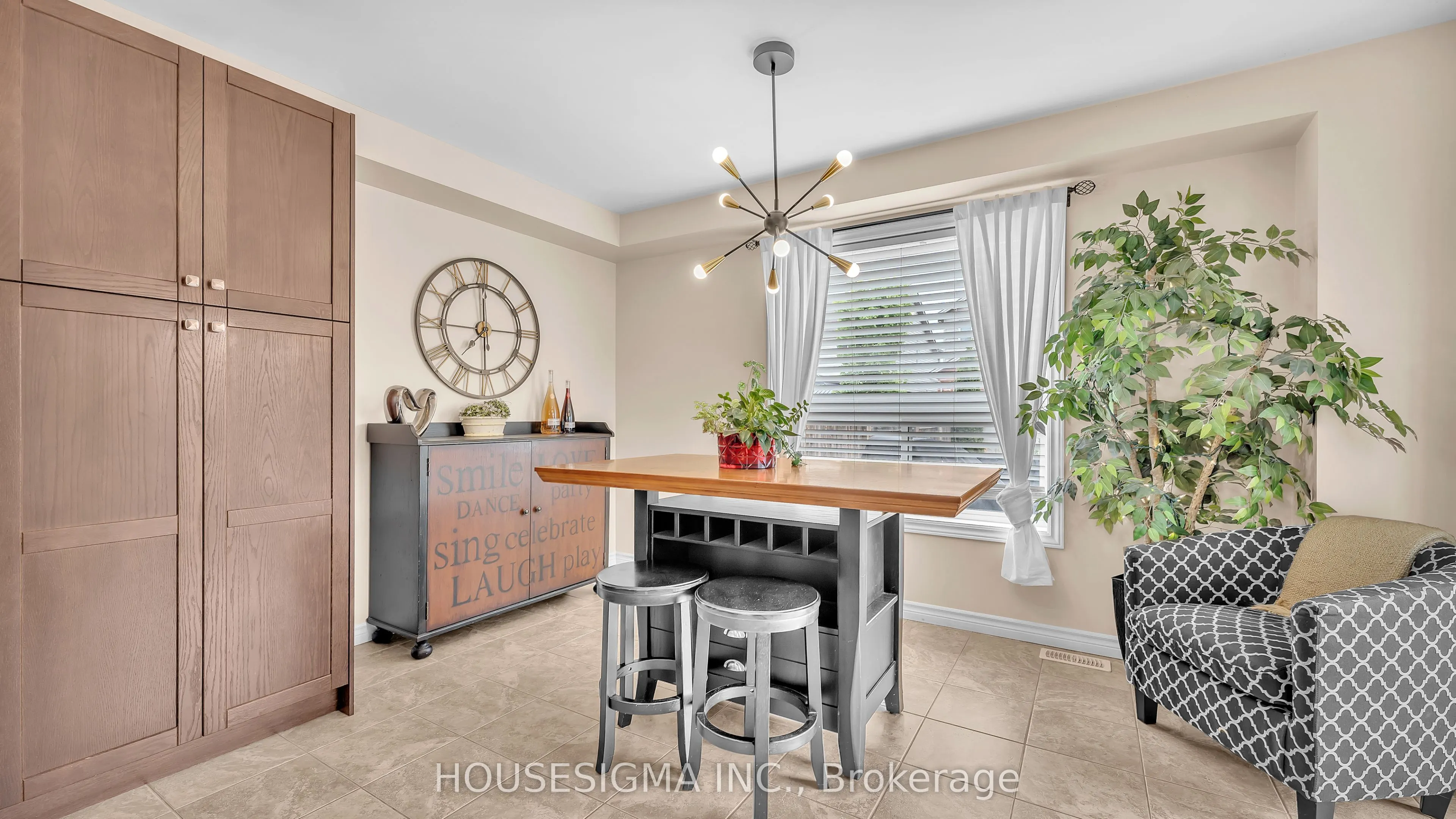939 Silverfox Crescent