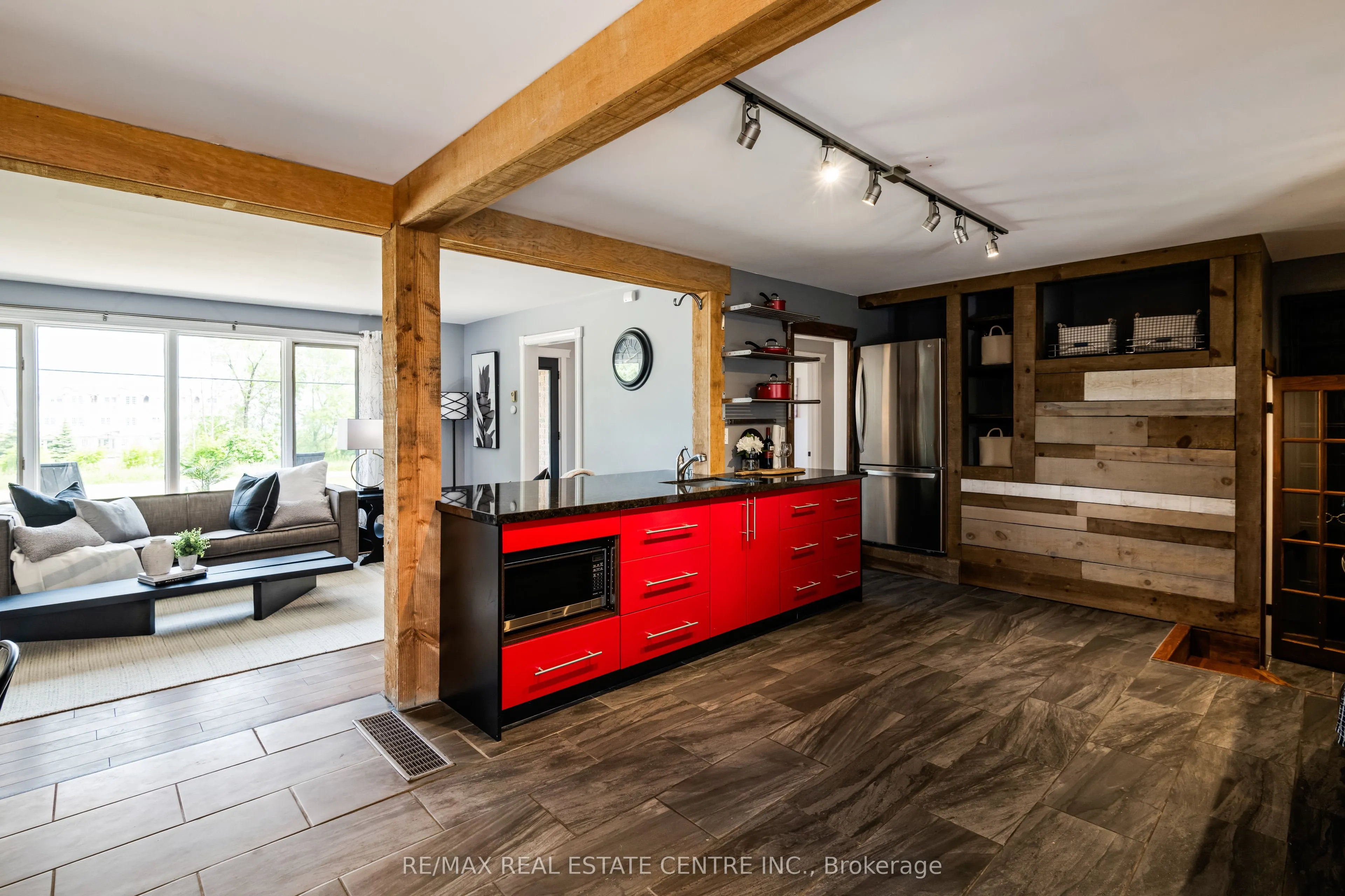 188 Lakeshore Road E