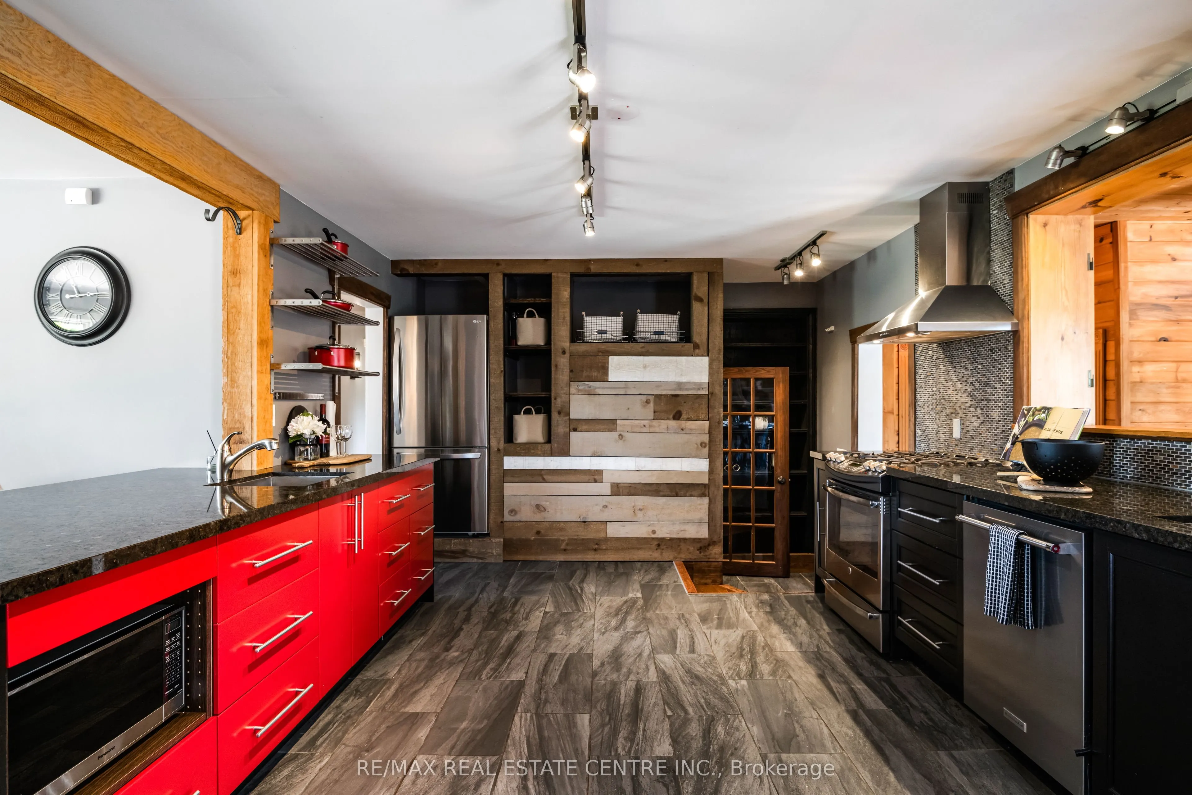 188 Lakeshore Road E
