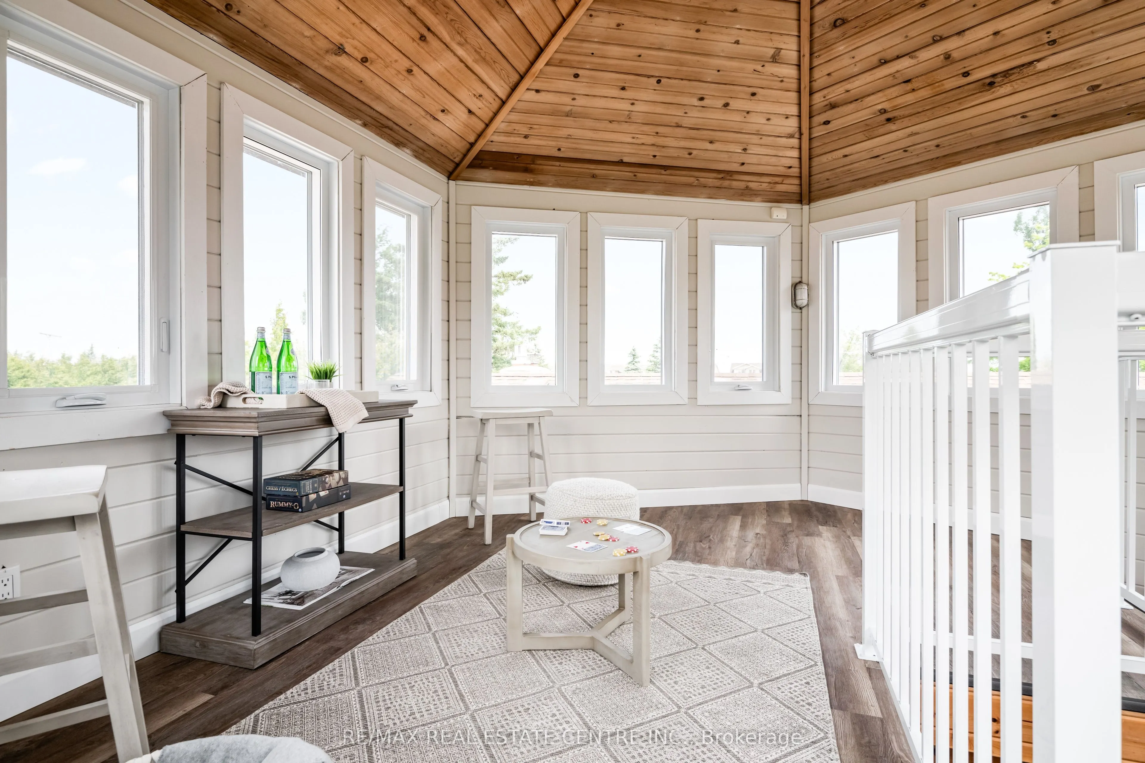188 Lakeshore Road E