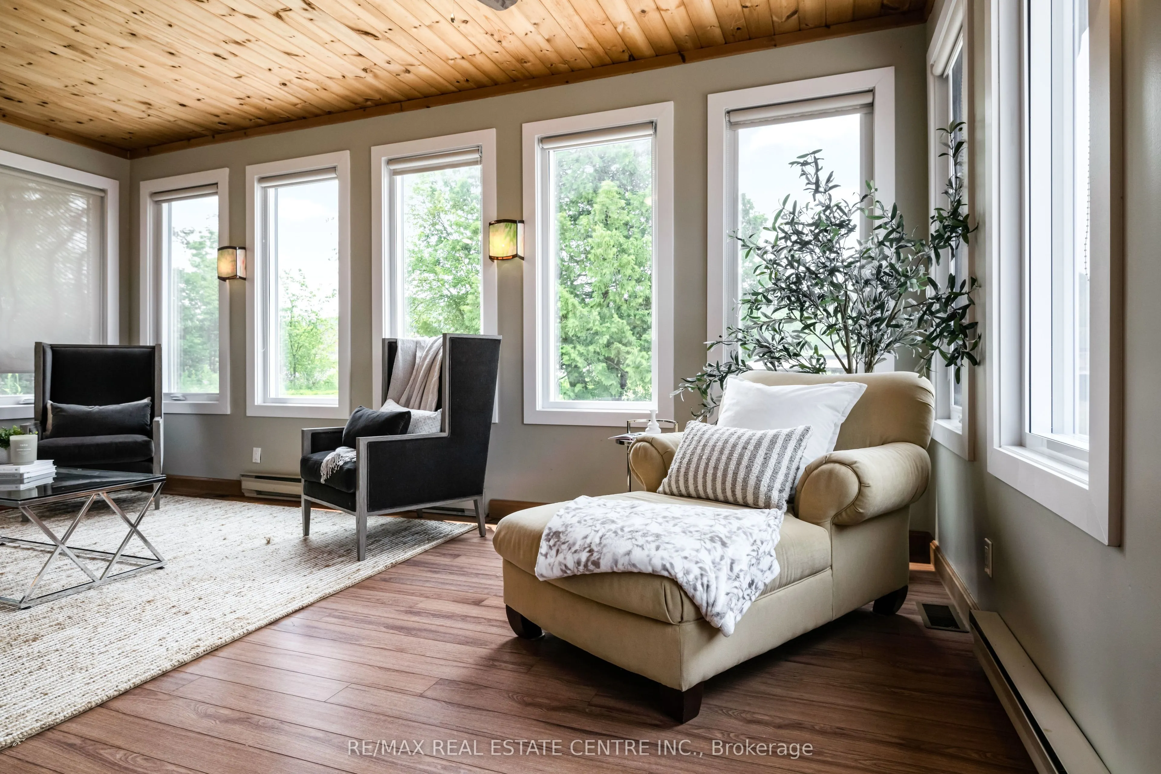 188 Lakeshore Road E