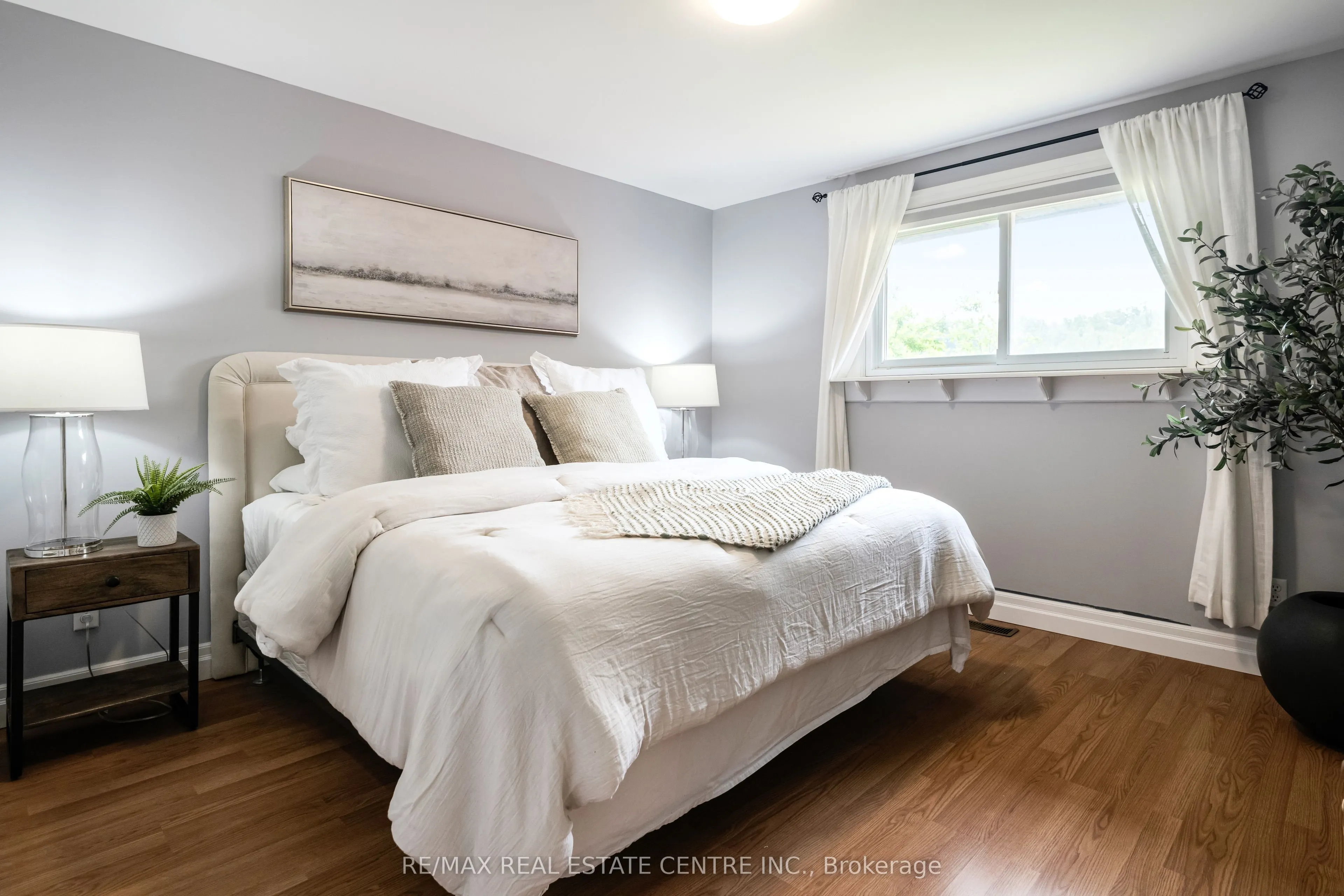 188 Lakeshore Road E