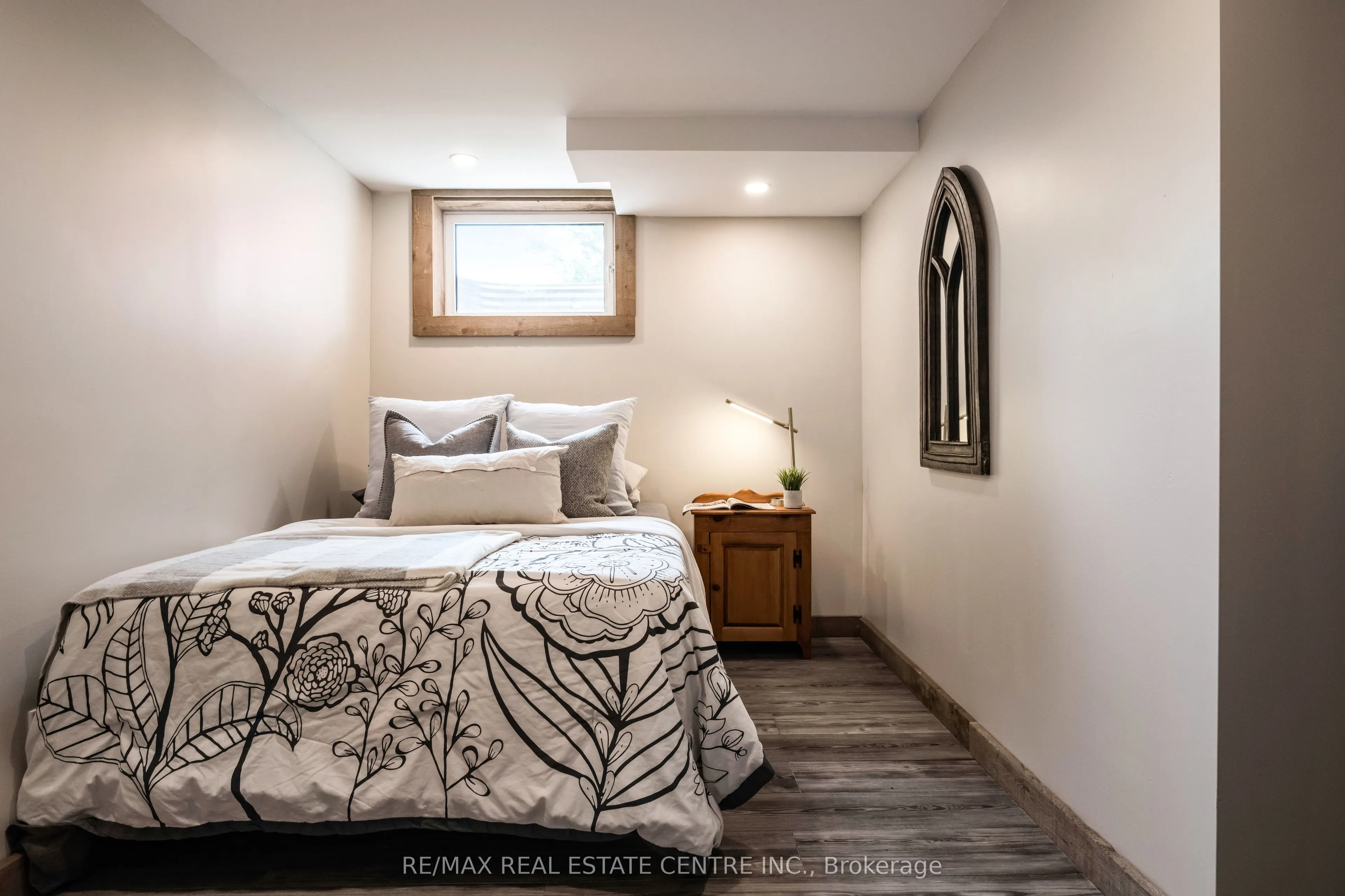 188 Lakeshore Road E