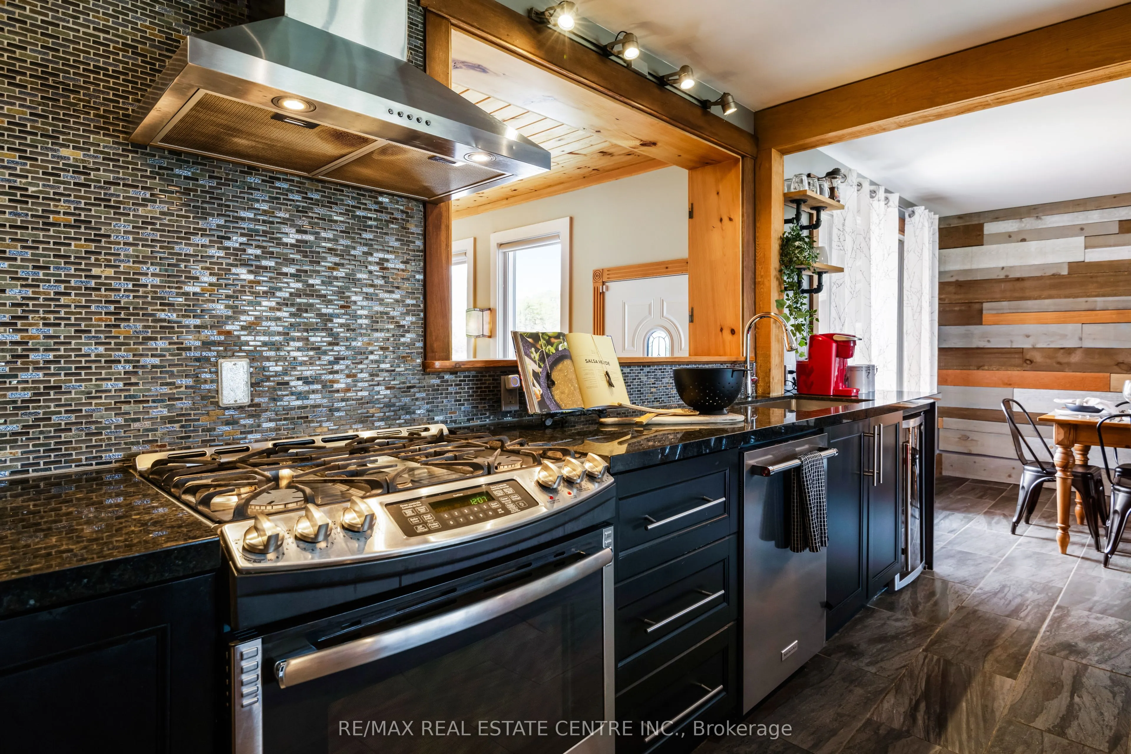 188 Lakeshore Road E