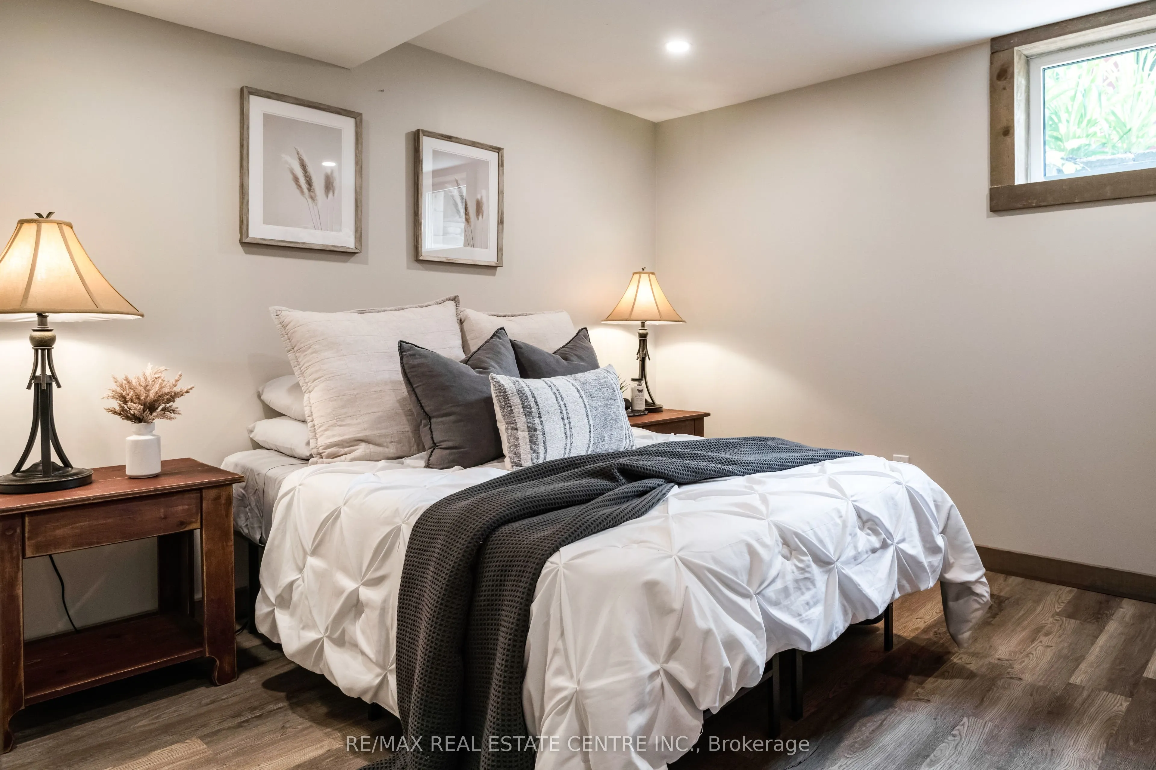 188 Lakeshore Road E