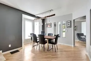 21 FOSTER Avenue W