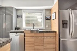 21 FOSTER Avenue W