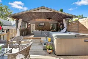 21 FOSTER Avenue W