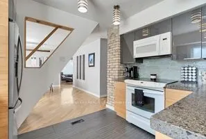 21 FOSTER Avenue W
