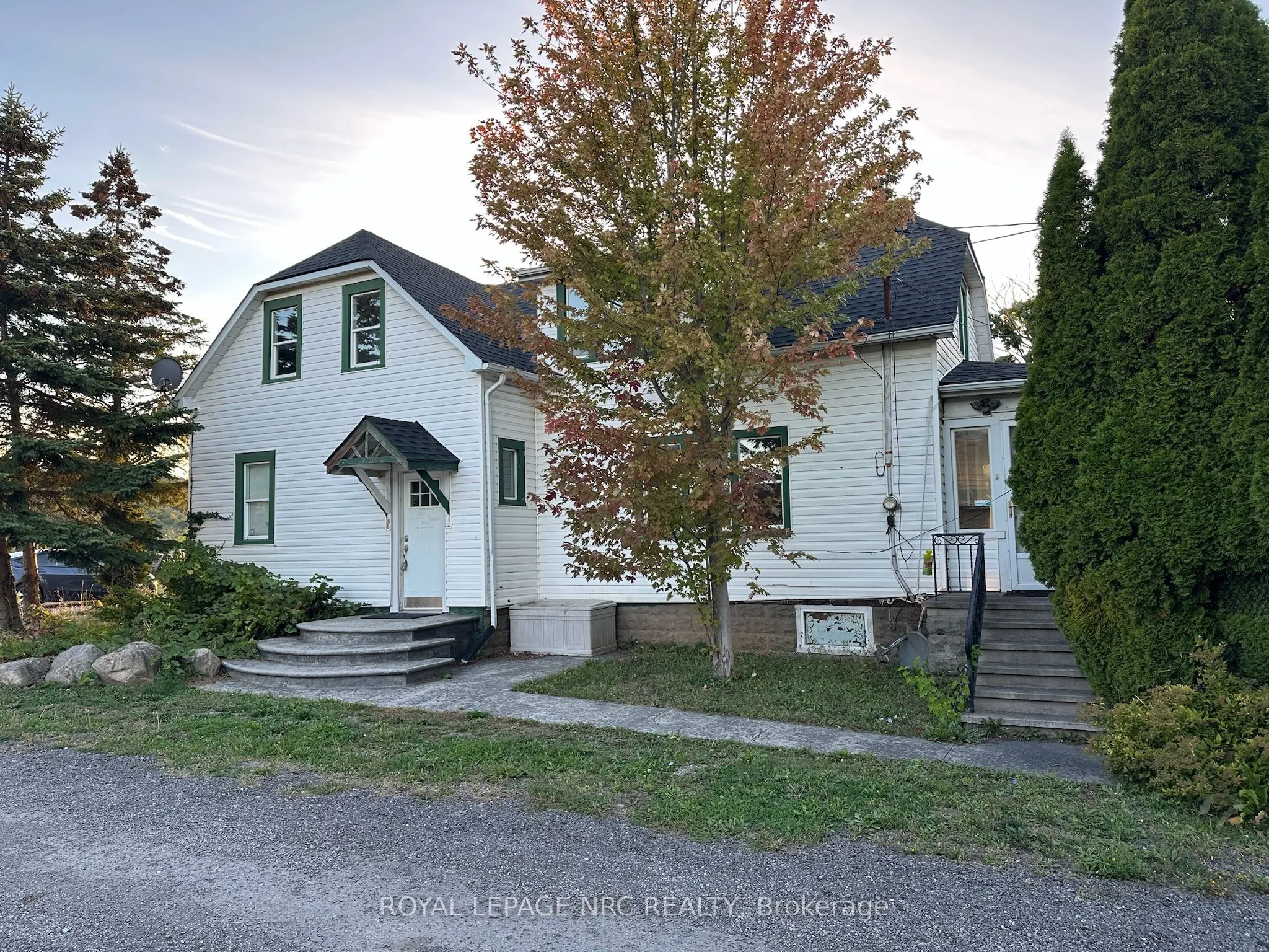457 MAIN Street W